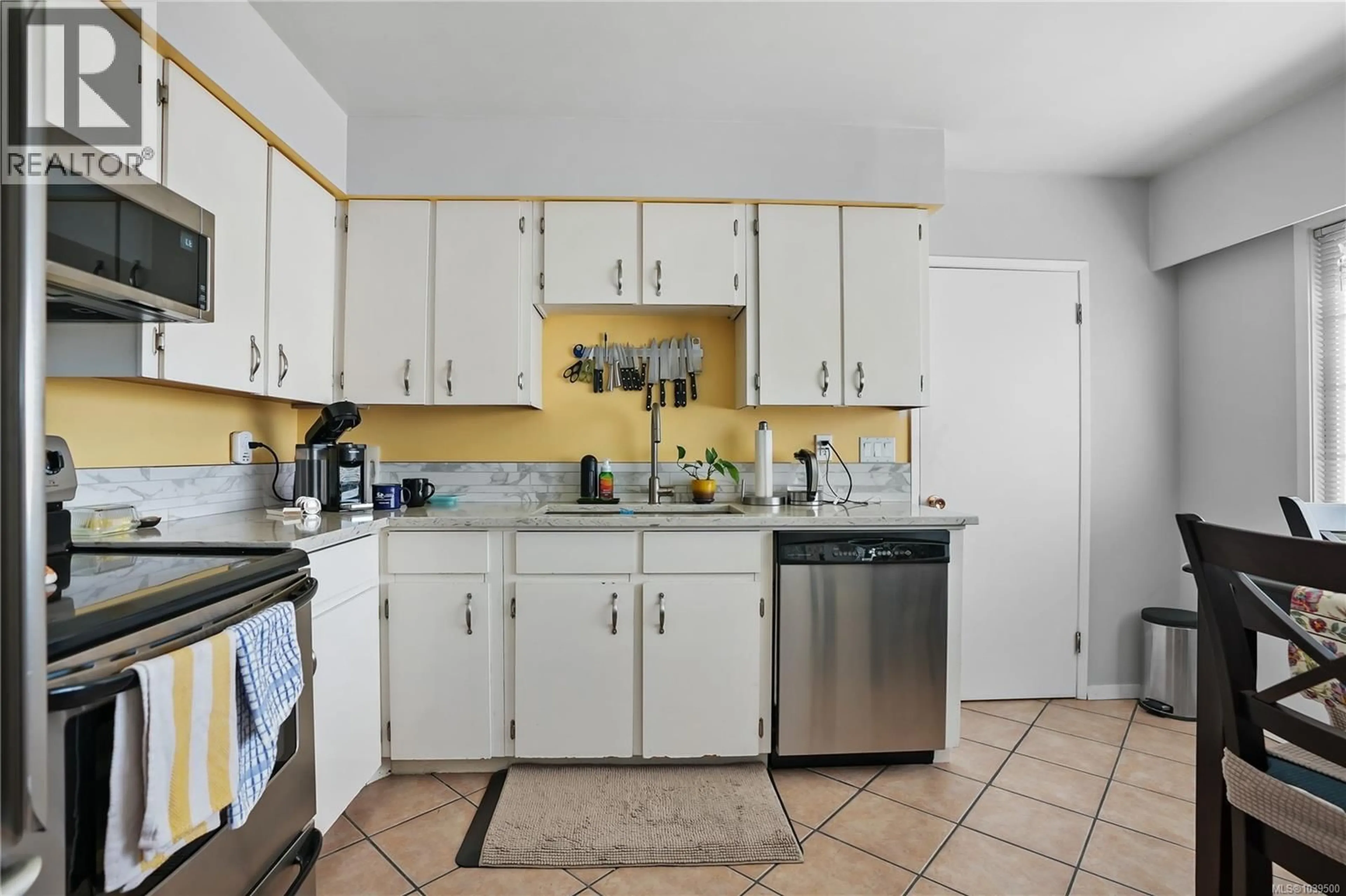 Standard kitchen, ceramic/tile floor for 9376 MARYLAND DRIVE, Sidney British Columbia V8L2R3