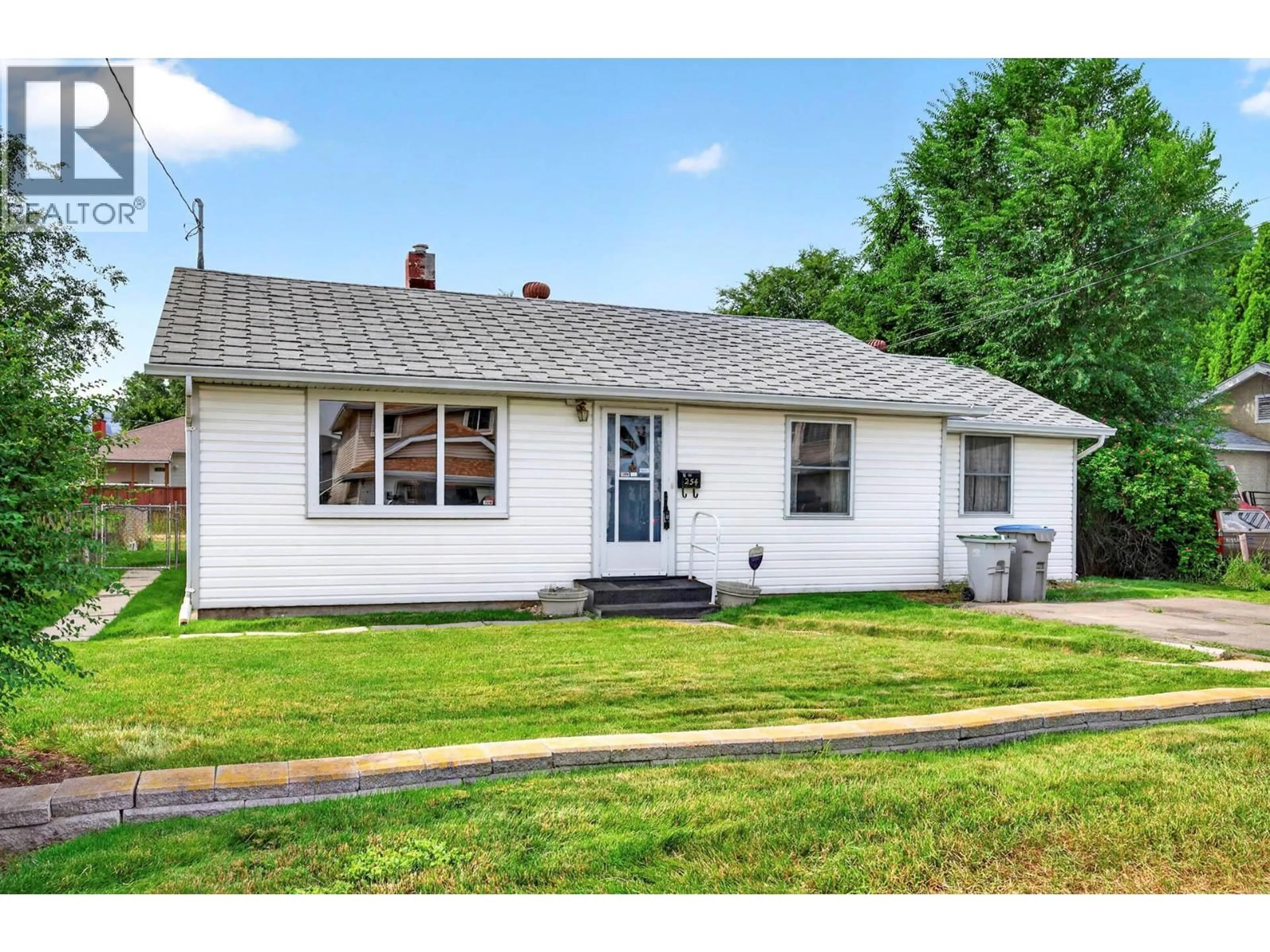 Home with vinyl exterior material, street for 254 JUNIPER AVENUE, Kamloops British Columbia V2B1H7