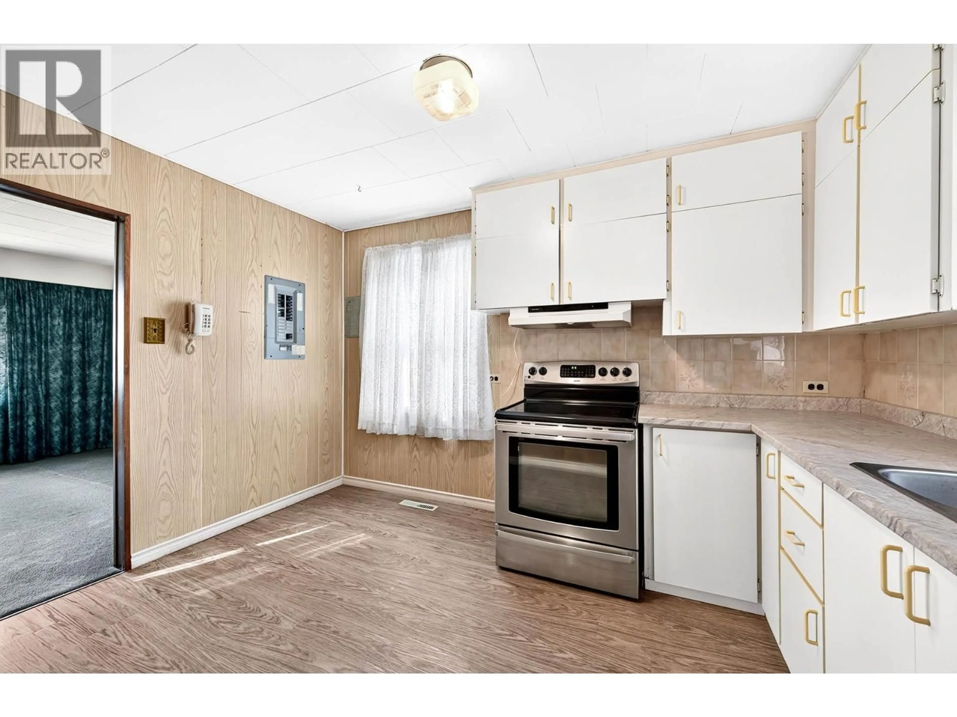 Standard kitchen, wood/laminate floor for 254 JUNIPER AVENUE, Kamloops British Columbia V2B1H7