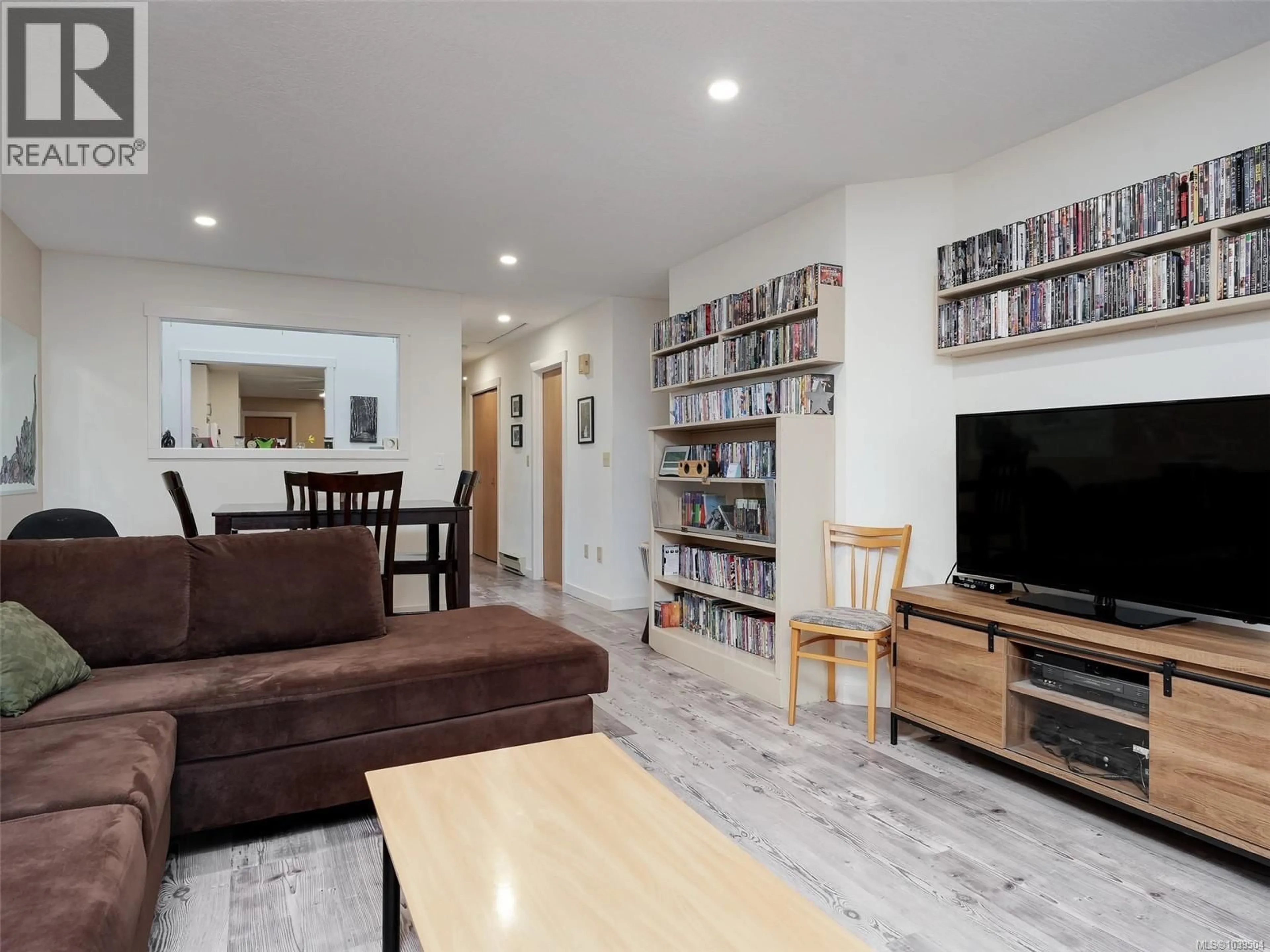 Living room with furniture, wood/laminate floor for 65 - 4125 INTERURBAN ROAD, Saanich British Columbia V8Z4W8
