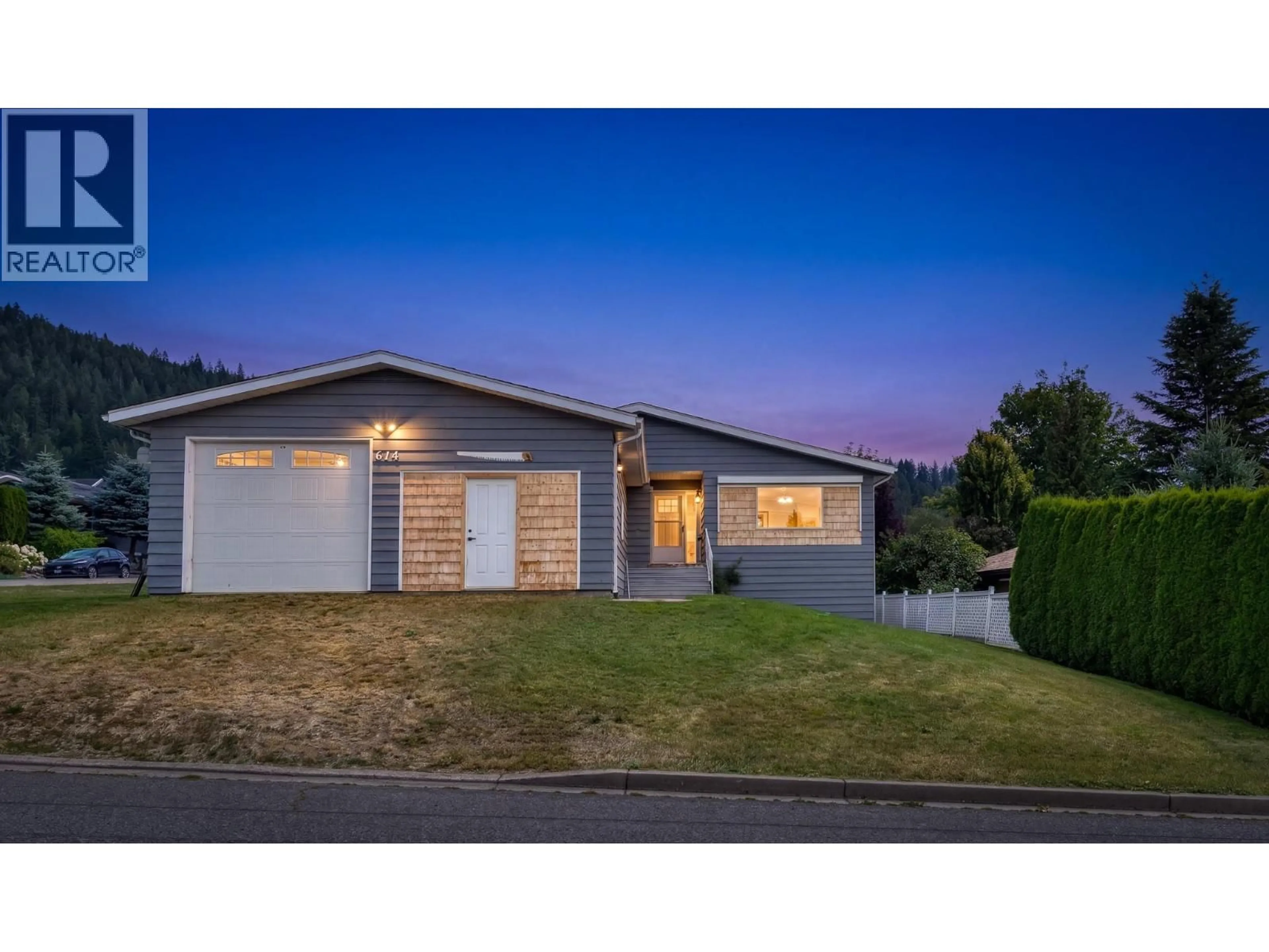 Home with vinyl exterior material, street for 614 16TH AVENUE NORTH, Creston British Columbia V0B1G5