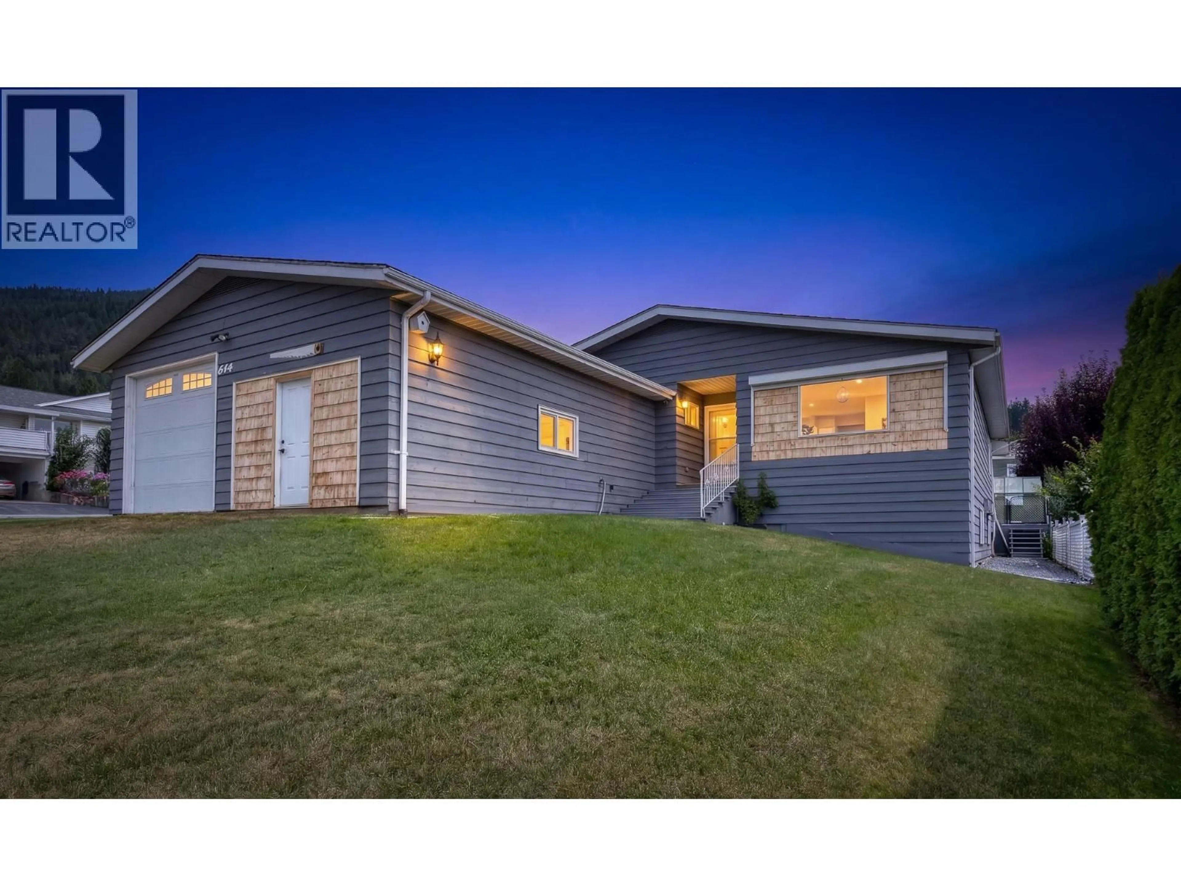 Home with vinyl exterior material, street for 614 16TH AVENUE NORTH, Creston British Columbia V0B1G5