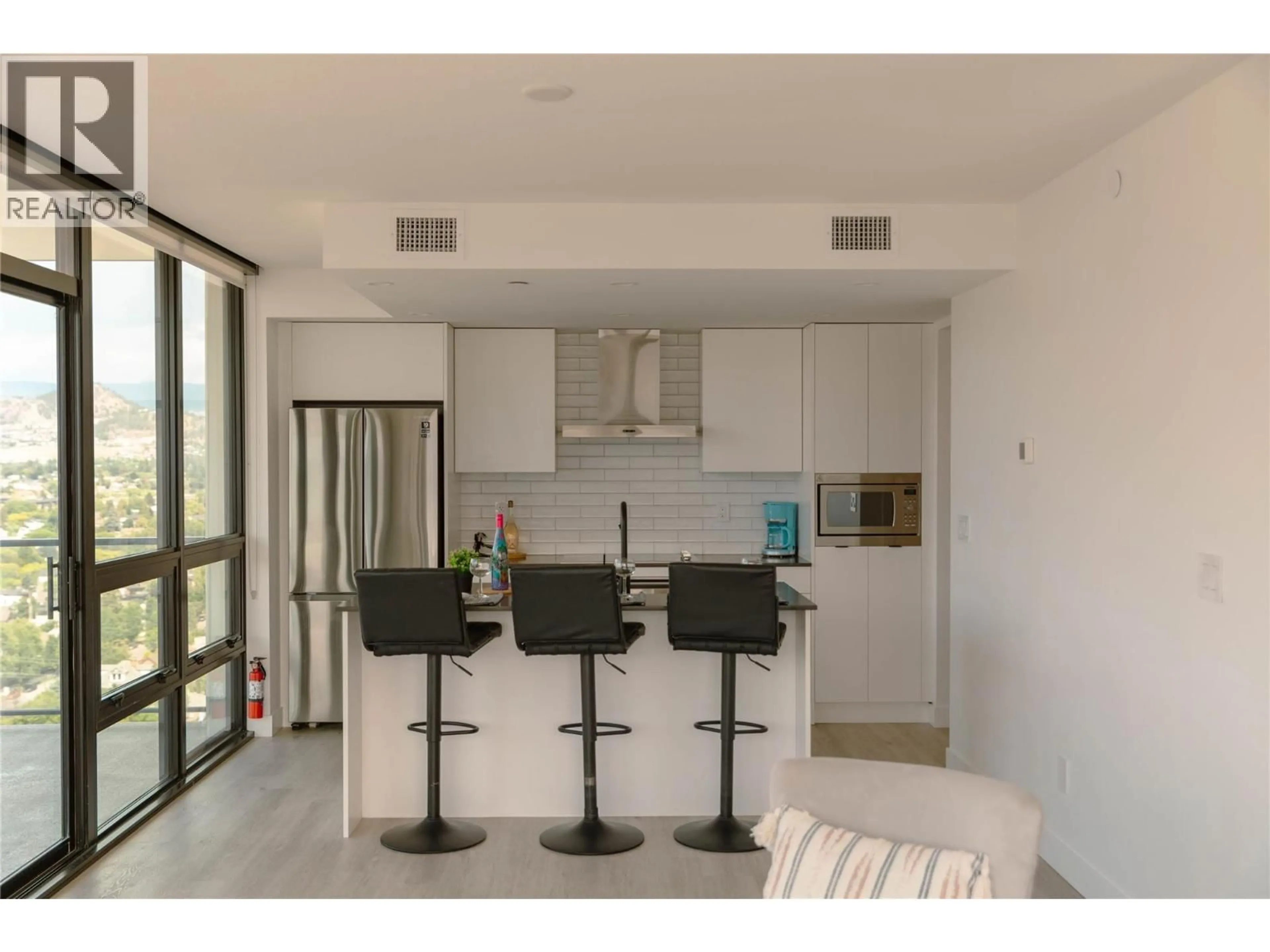 Open concept kitchen, ceramic/tile floor for 1908 - 1471 ST PAUL STREET, Kelowna British Columbia V1Y2E6