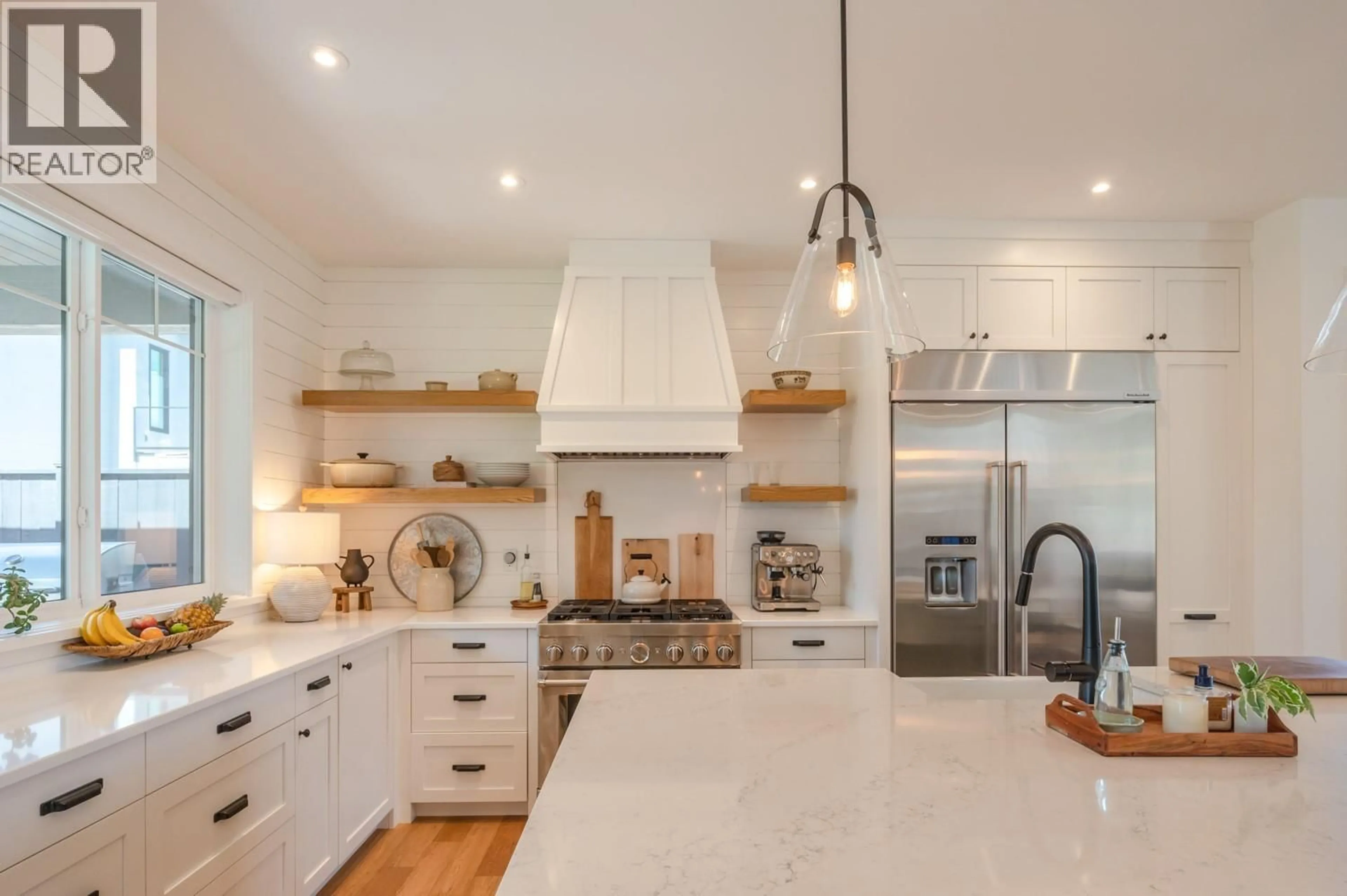 Contemporary kitchen, unknown for 876 JOHNSON STREET, Summerland British Columbia V0H1Z9
