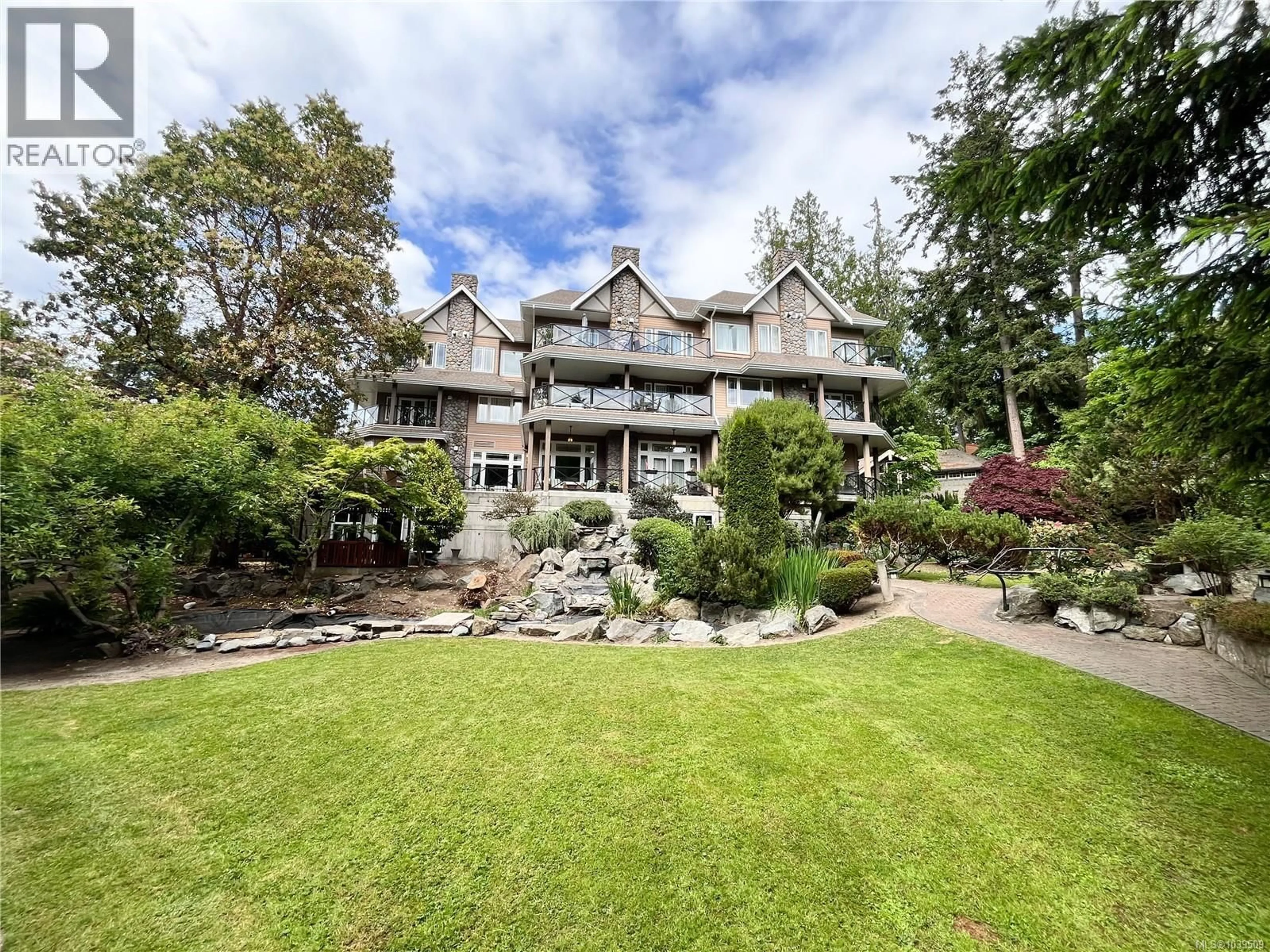 A pic from outside/outdoor area/front of a property/back of a property/a pic from drone, unknown for 206 - 2326 HARBOUR ROAD, Sidney British Columbia V8L2P8