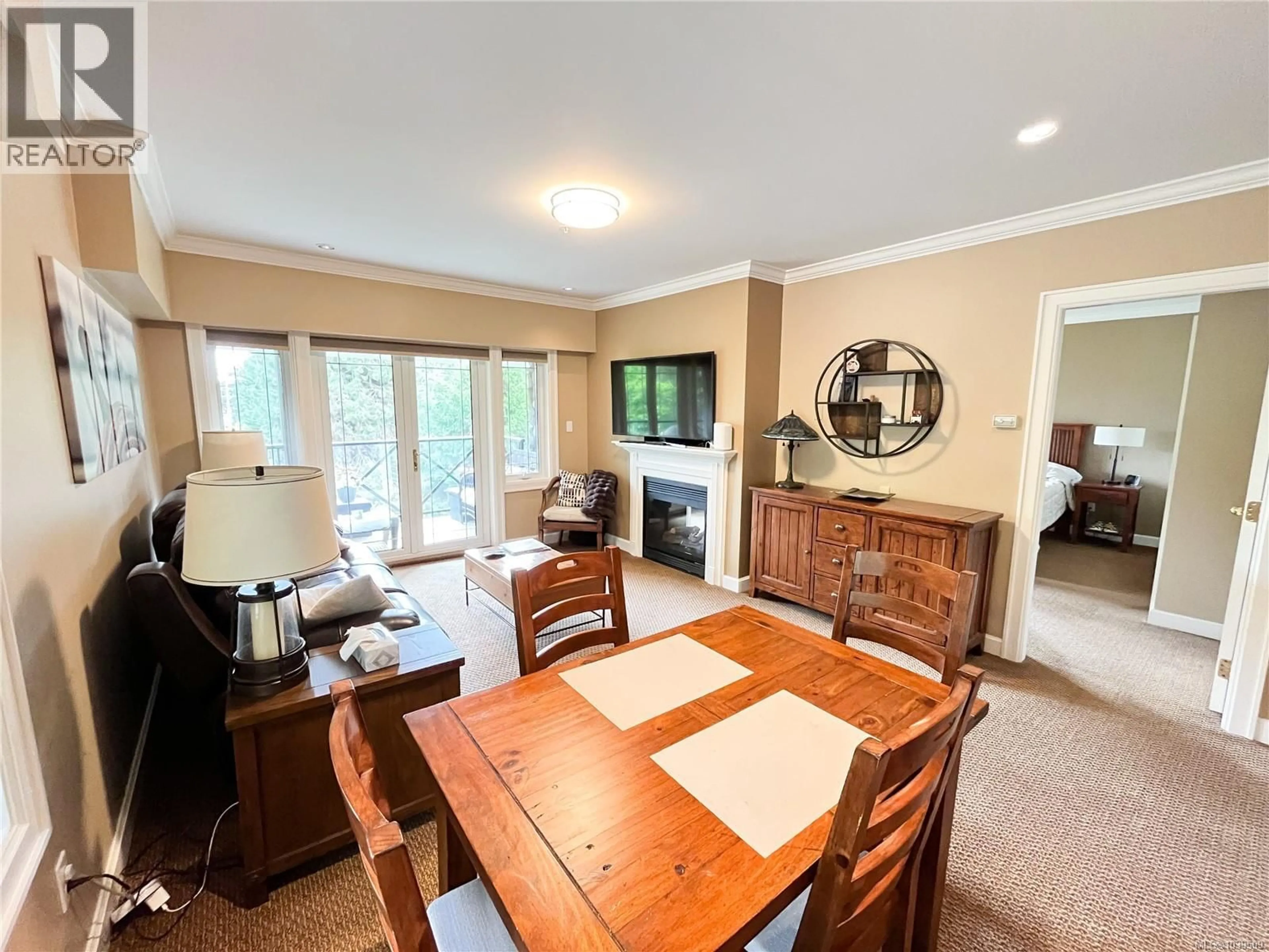Living room with furniture, wood/laminate floor for 206 - 2326 HARBOUR ROAD, Sidney British Columbia V8L2P8
