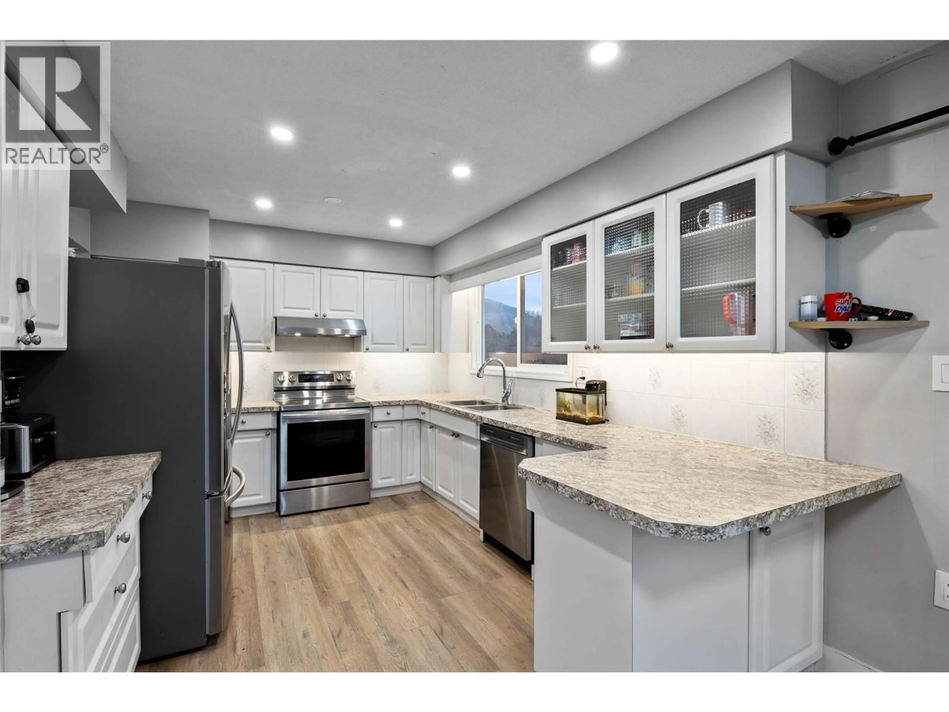 Open concept kitchen, unknown for 1754 SHERIDAN DRIVE, Kamloops British Columbia V2B6A9