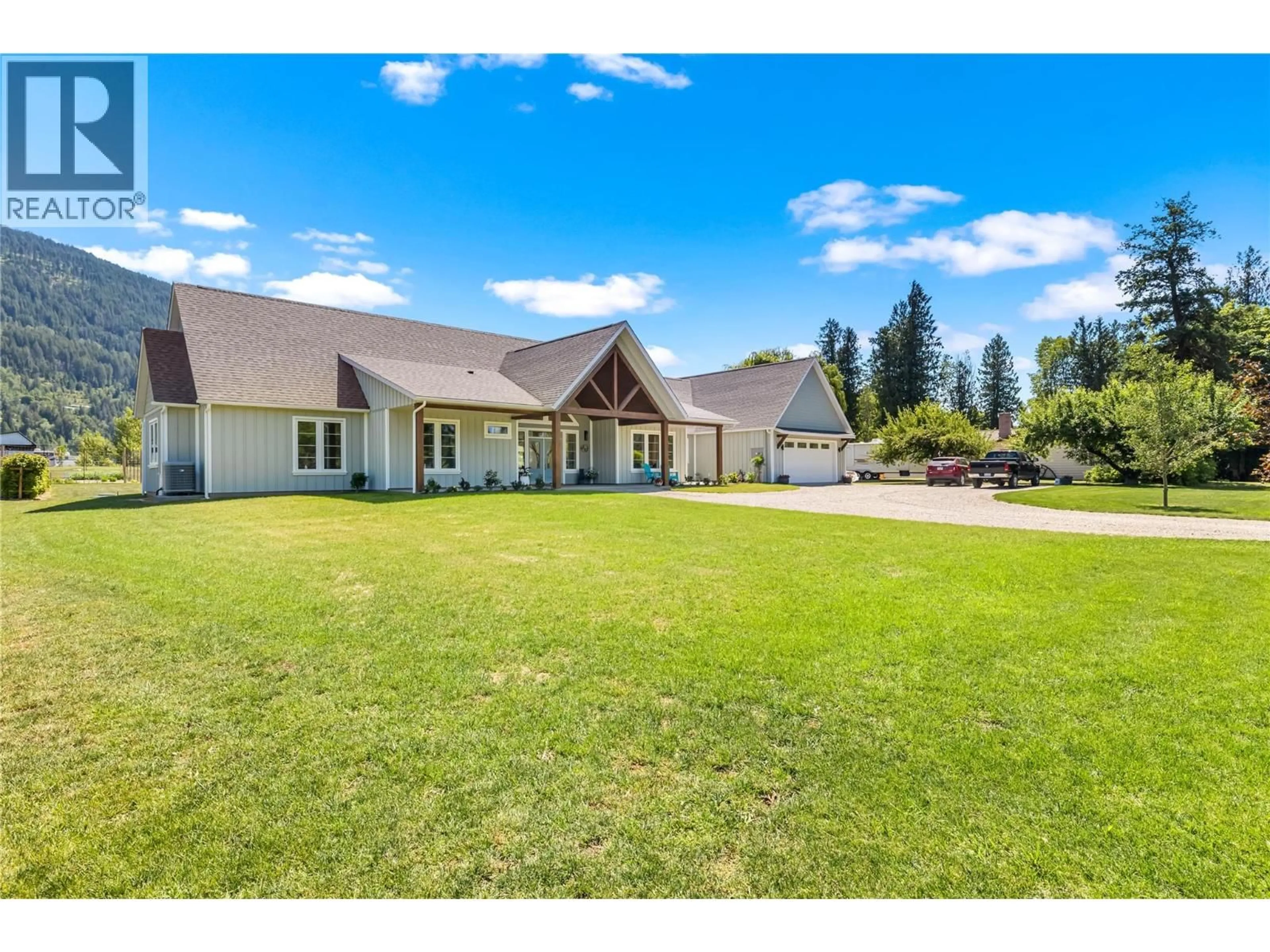 A pic from outside/outdoor area/front of a property/back of a property/a pic from drone, mountain view for 1618 1ST AVENUE, Creston British Columbia V0B1G6