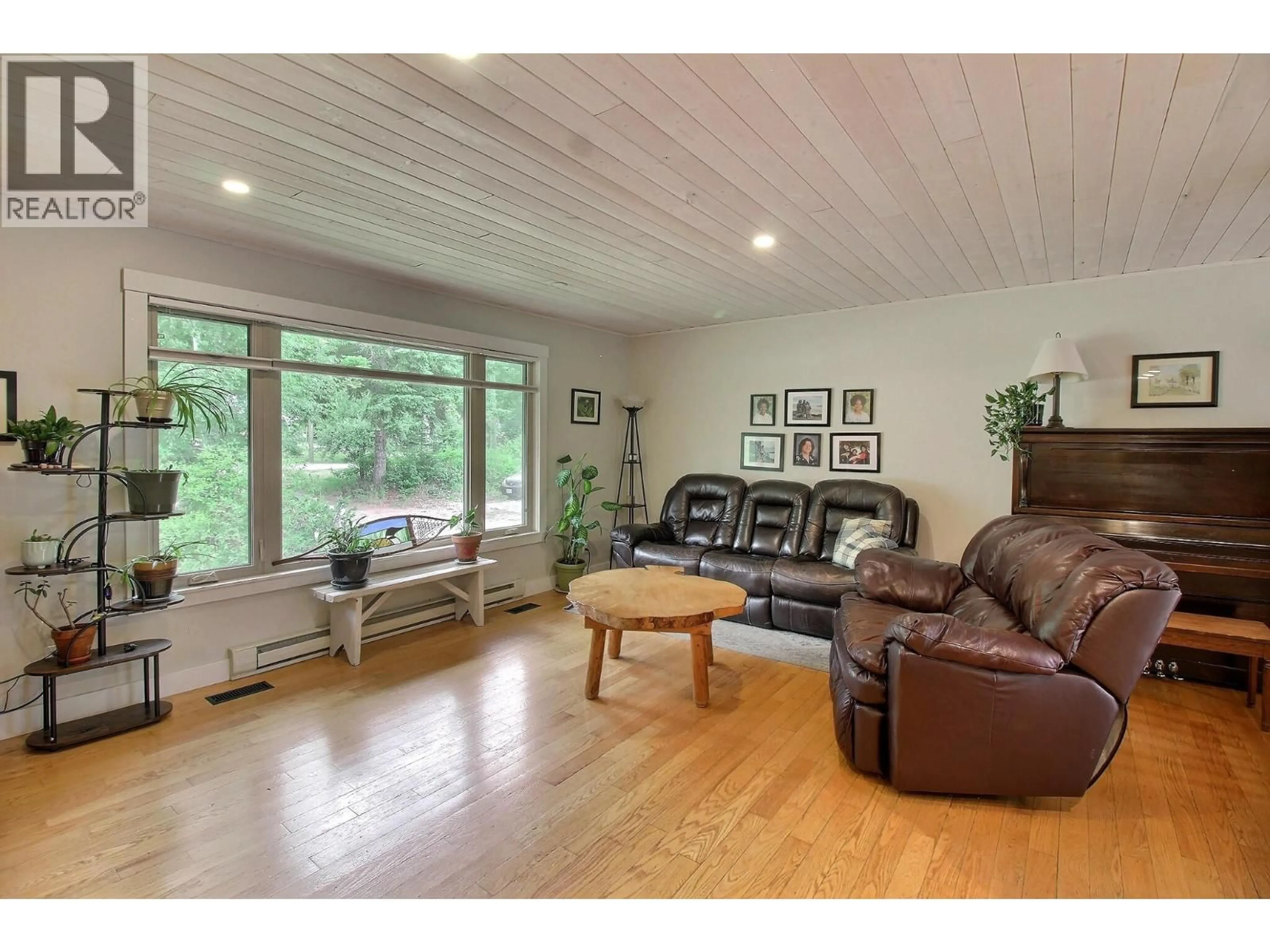 Living room with furniture, wood/laminate floor for 1242 HORSE CREEK ROAD SOUTH, Golden British Columbia V0A1H7