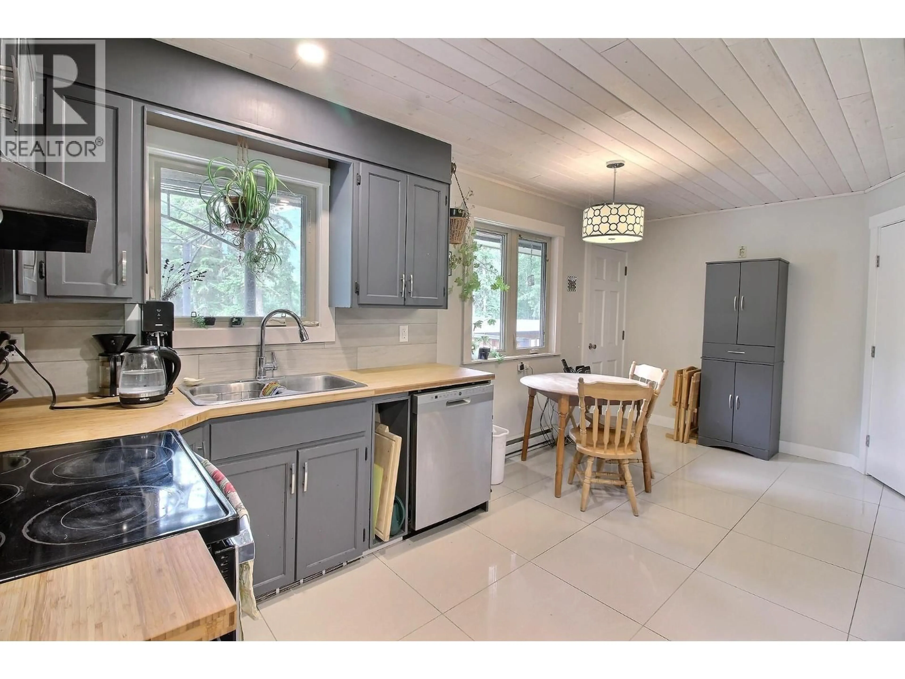 Open concept kitchen, ceramic/tile floor for 1242 HORSE CREEK ROAD SOUTH, Golden British Columbia V0A1H7