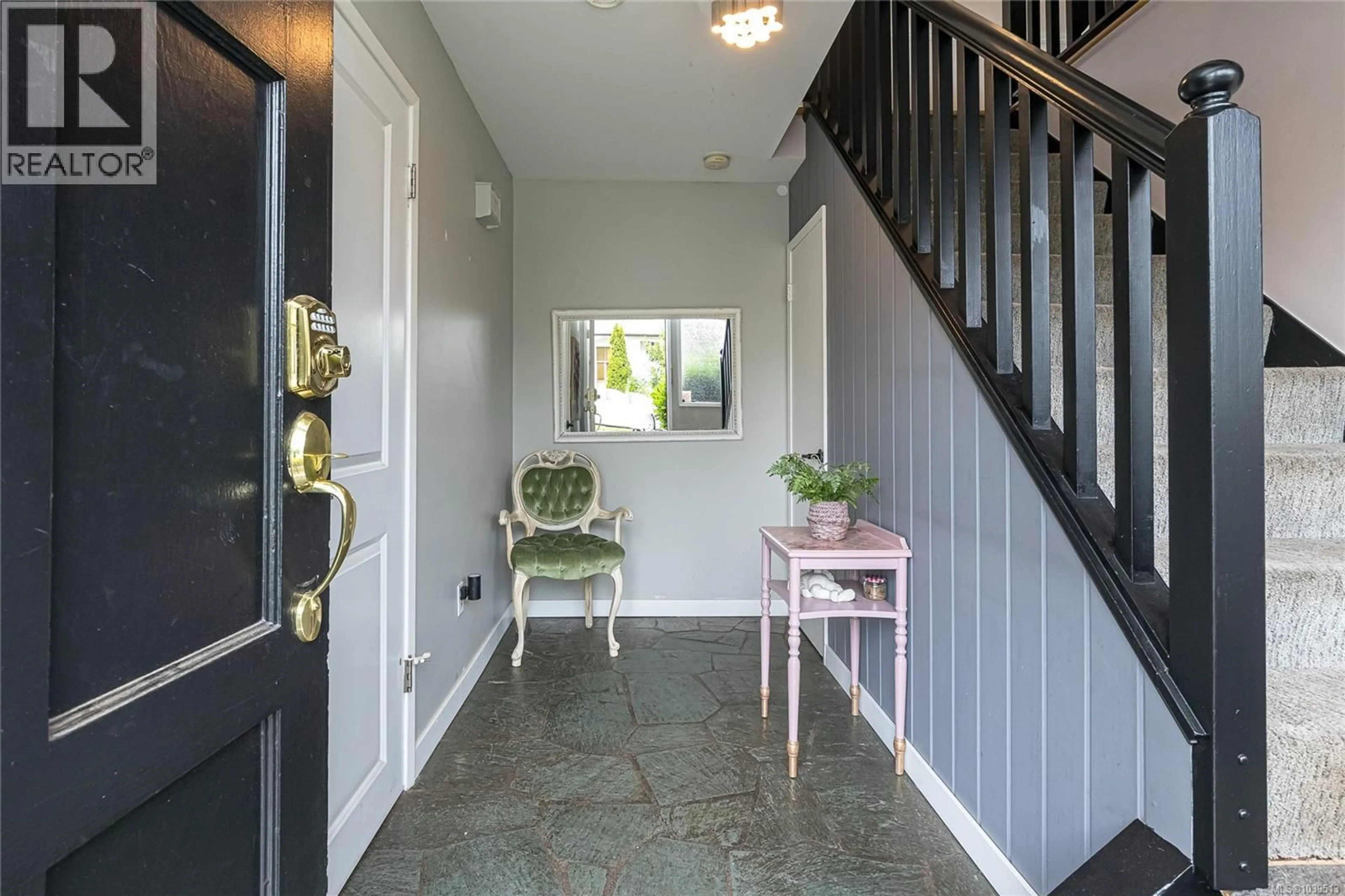 Indoor entryway for 3881 OLIVIA PLACE, Saanich British Columbia V8P4T3