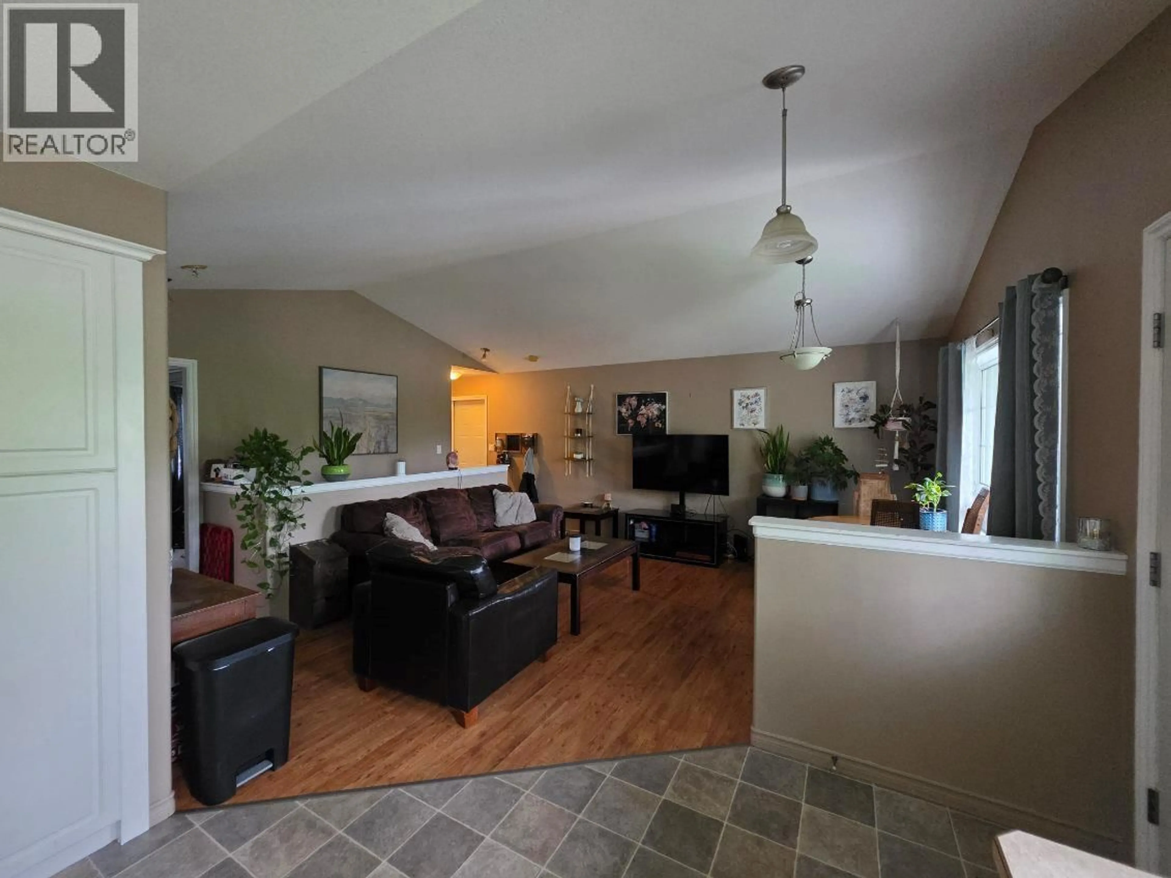 Living room with furniture, unknown for 303 1ST AVENUE NORTHWEST, Nakusp British Columbia V0G1R0