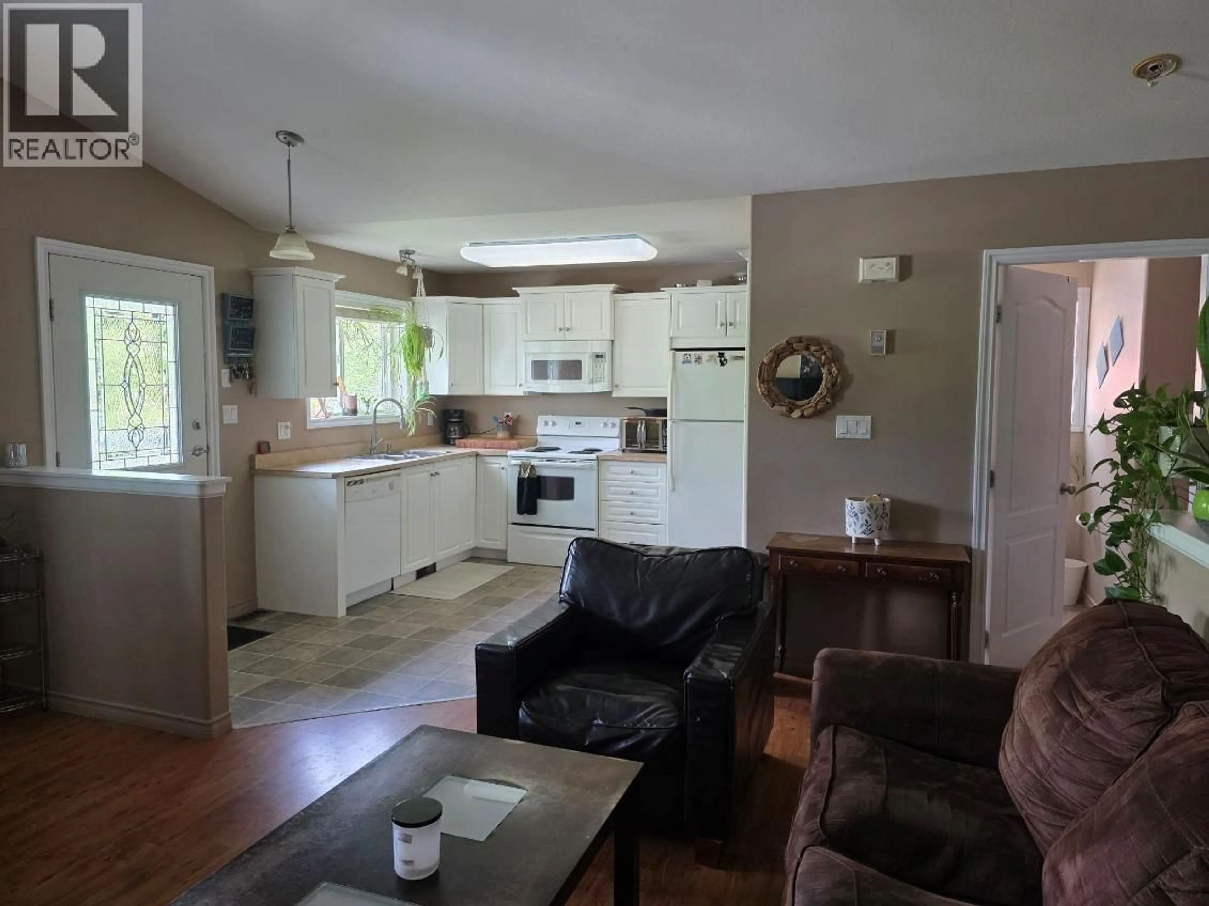 Open concept kitchen, unknown for 303 1ST AVENUE NORTHWEST, Nakusp British Columbia V0G1R0