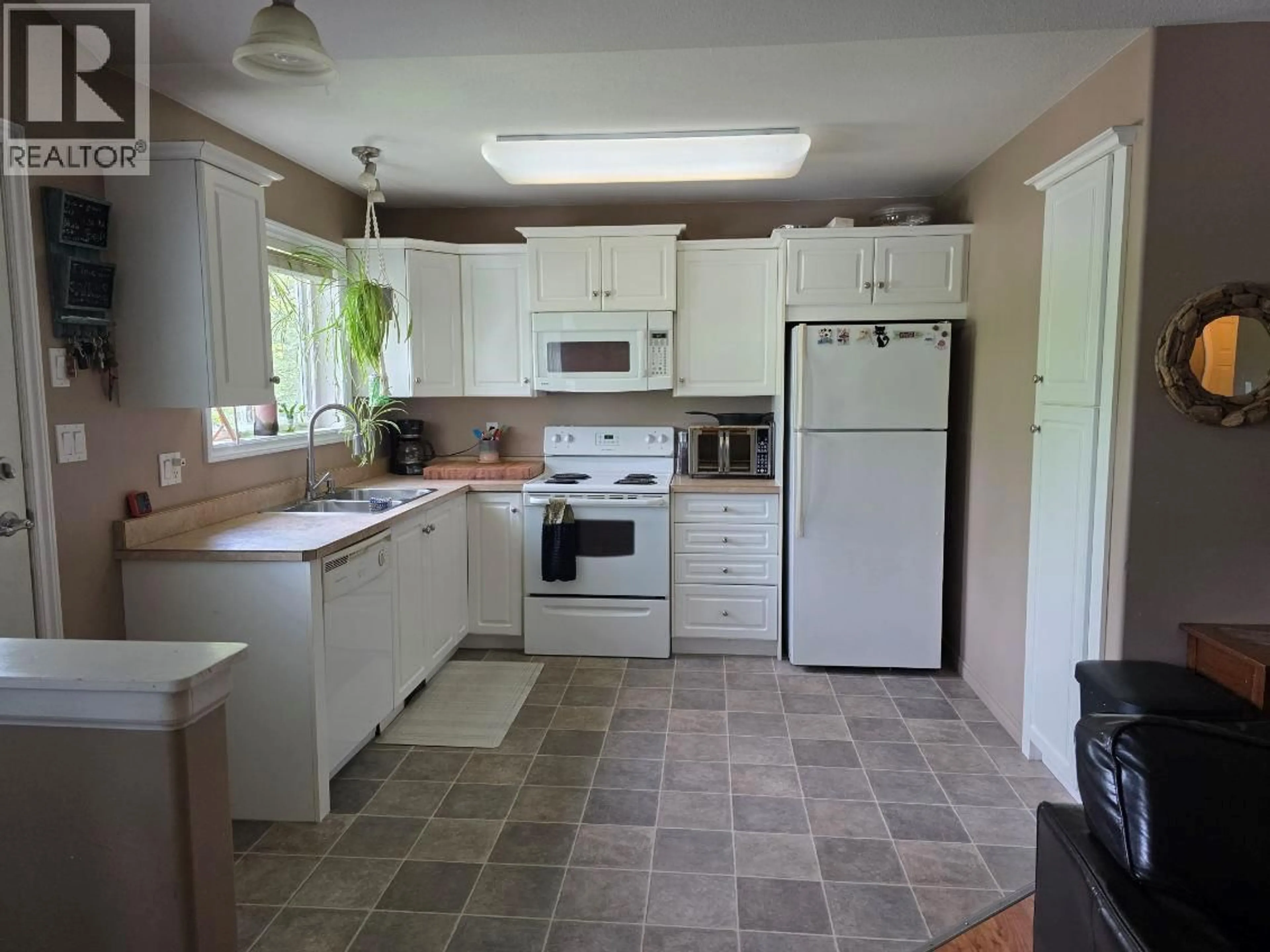 Standard kitchen, ceramic/tile floor for 303 1ST AVENUE NORTHWEST, Nakusp British Columbia V0G1R0