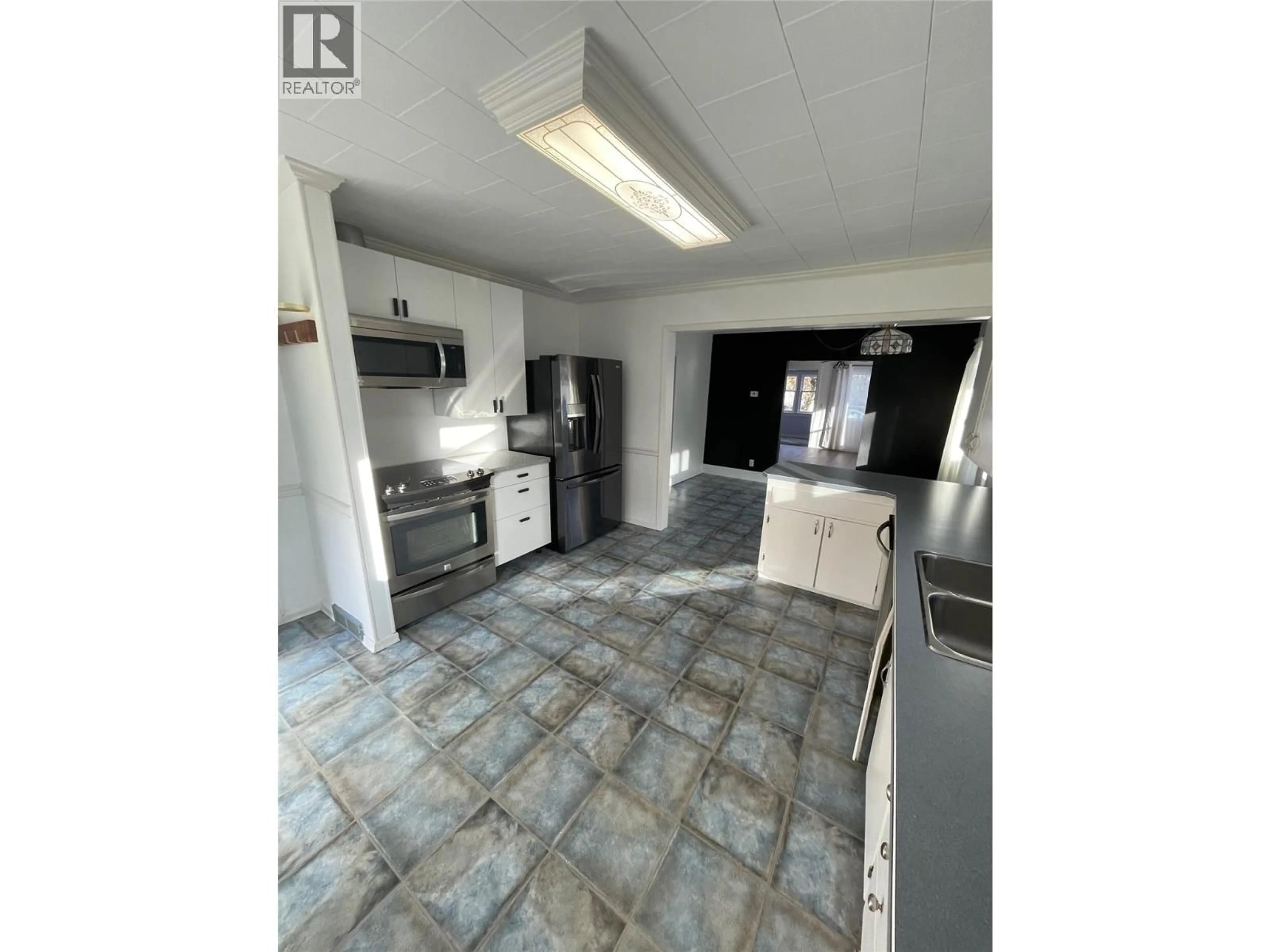 Open concept kitchen, ceramic/tile floor for 6454 KOOTENAY STREET, Oliver British Columbia V0H1T0