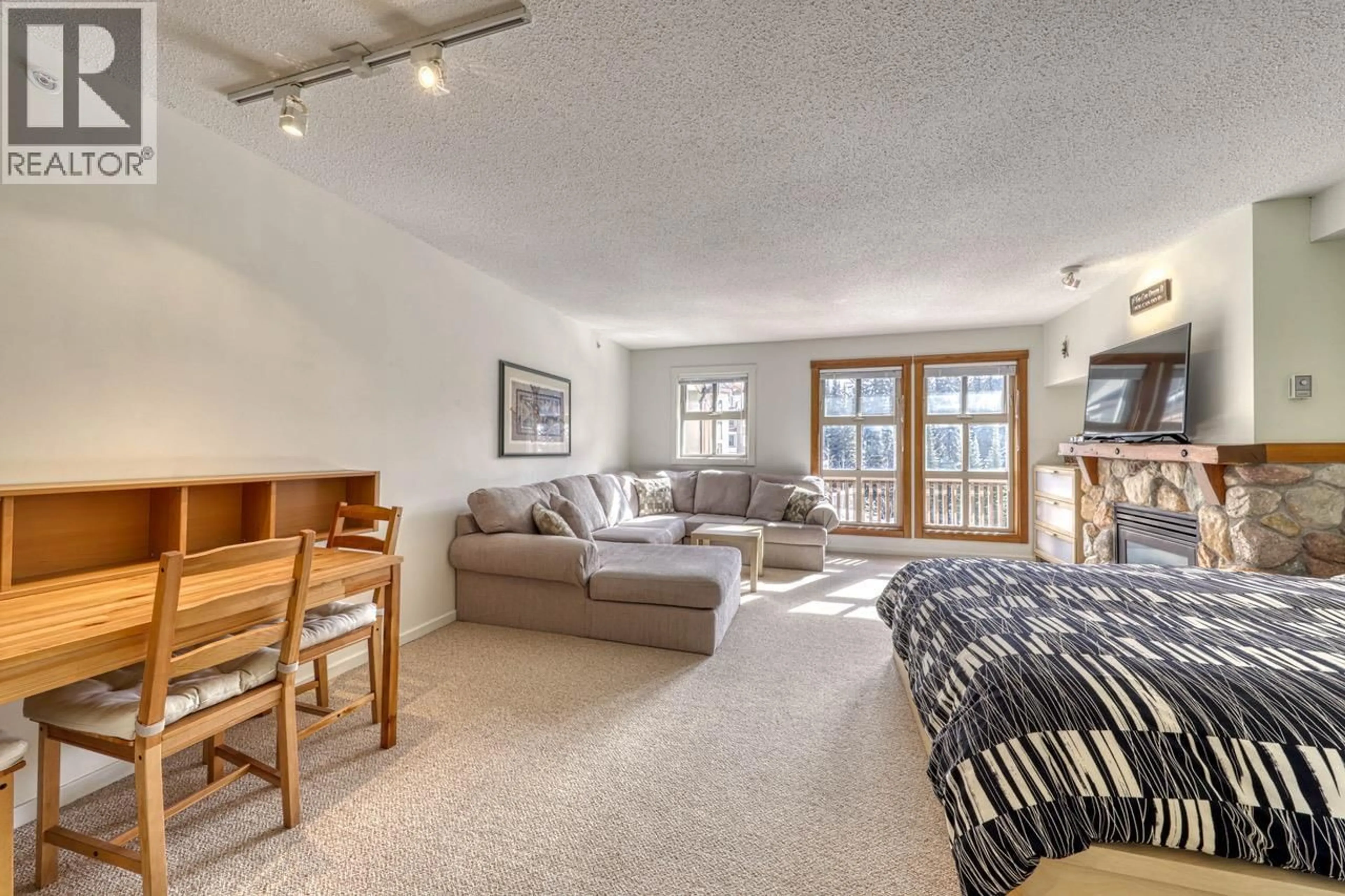Living room with furniture, unknown for 423 - 3190 CREEKSIDE WAY, Sun Peaks British Columbia V0E5N0