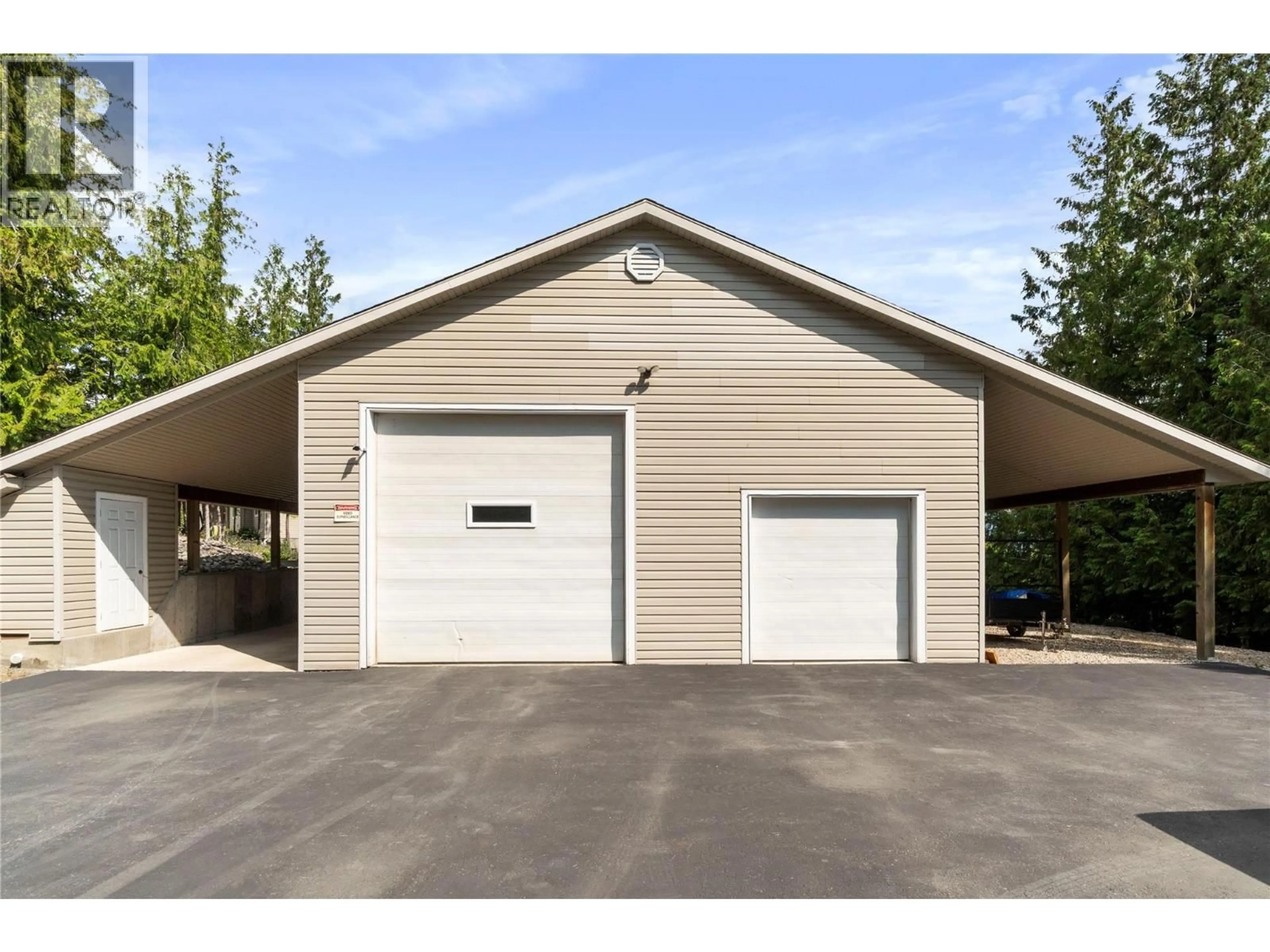 Indoor garage for 1406 HUCKLEBERRY DRIVE, Sorrento British Columbia V0E2W1