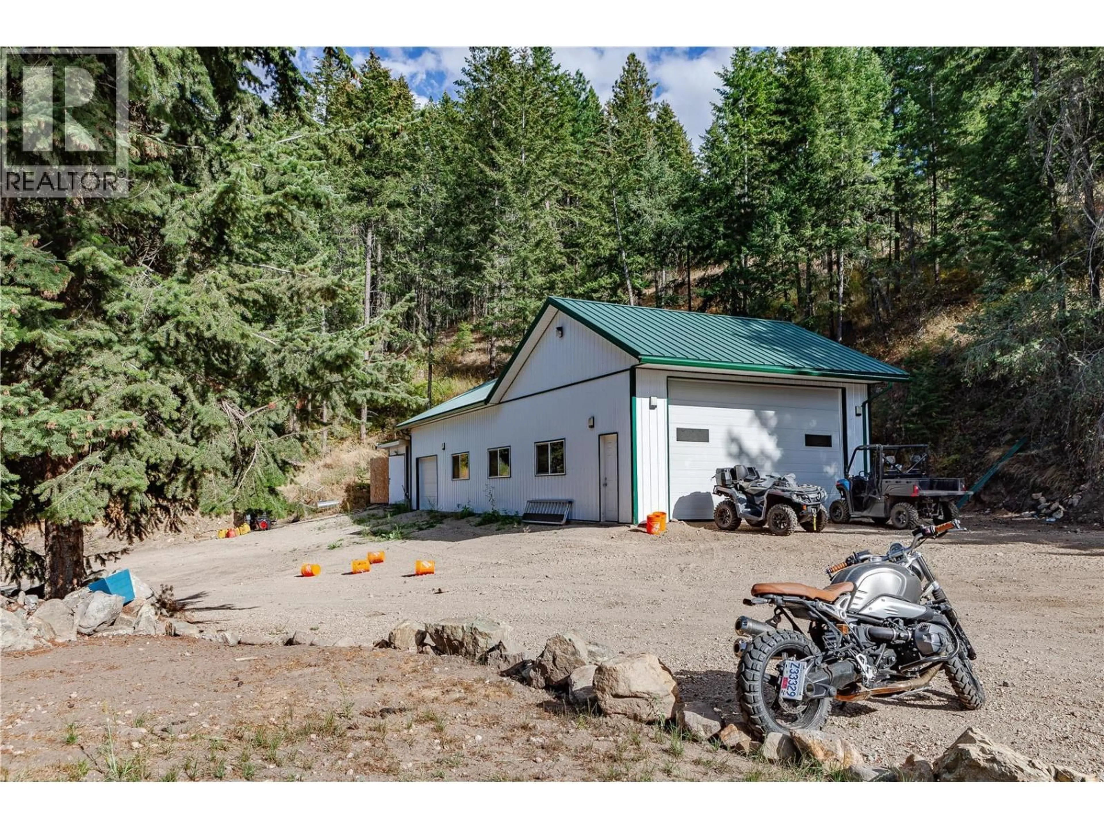 Indoor garage for 5572 OYAMA LAKE ROAD, Oyama British Columbia V4V2C9