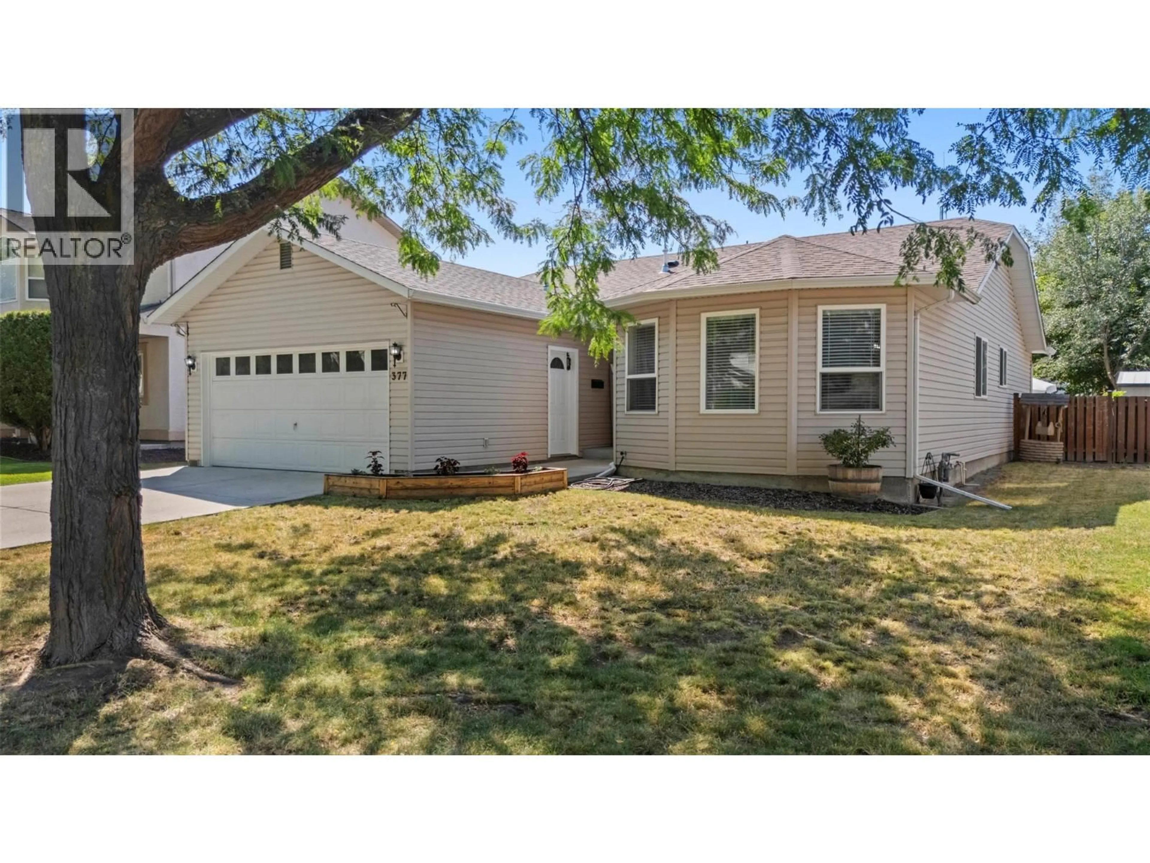 Home with vinyl exterior material, street for 377 SUMAC ROAD EAST, Kelowna British Columbia V1X7N5