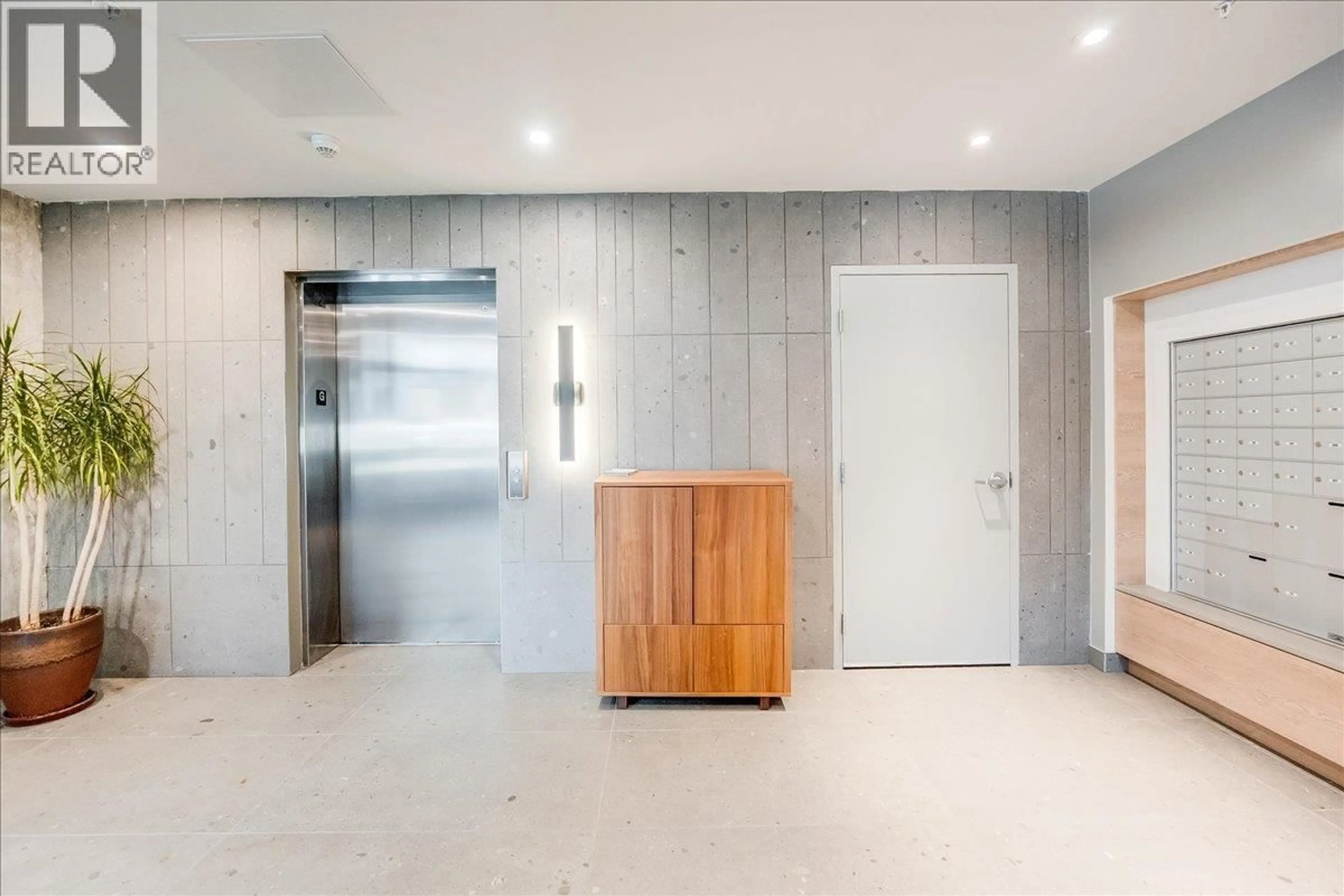 Indoor foyer for 424 - 4280 RED MOUNTAIN ROAD, Rossland British Columbia V0G1Y0
