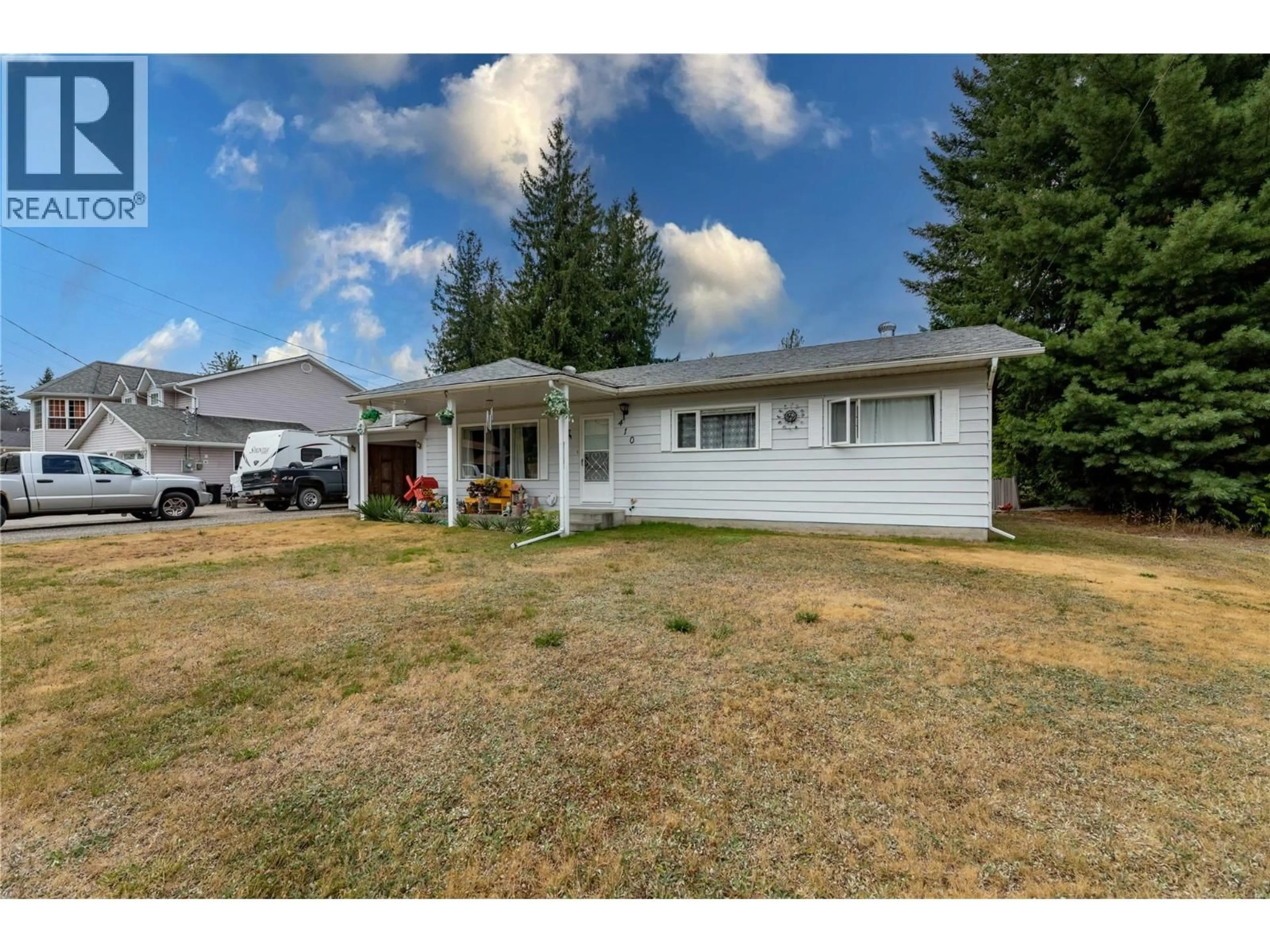 A pic from outside/outdoor area/front of a property/back of a property/a pic from drone, street for 410 0AK AVENUE, Sicamous British Columbia V0E2V1