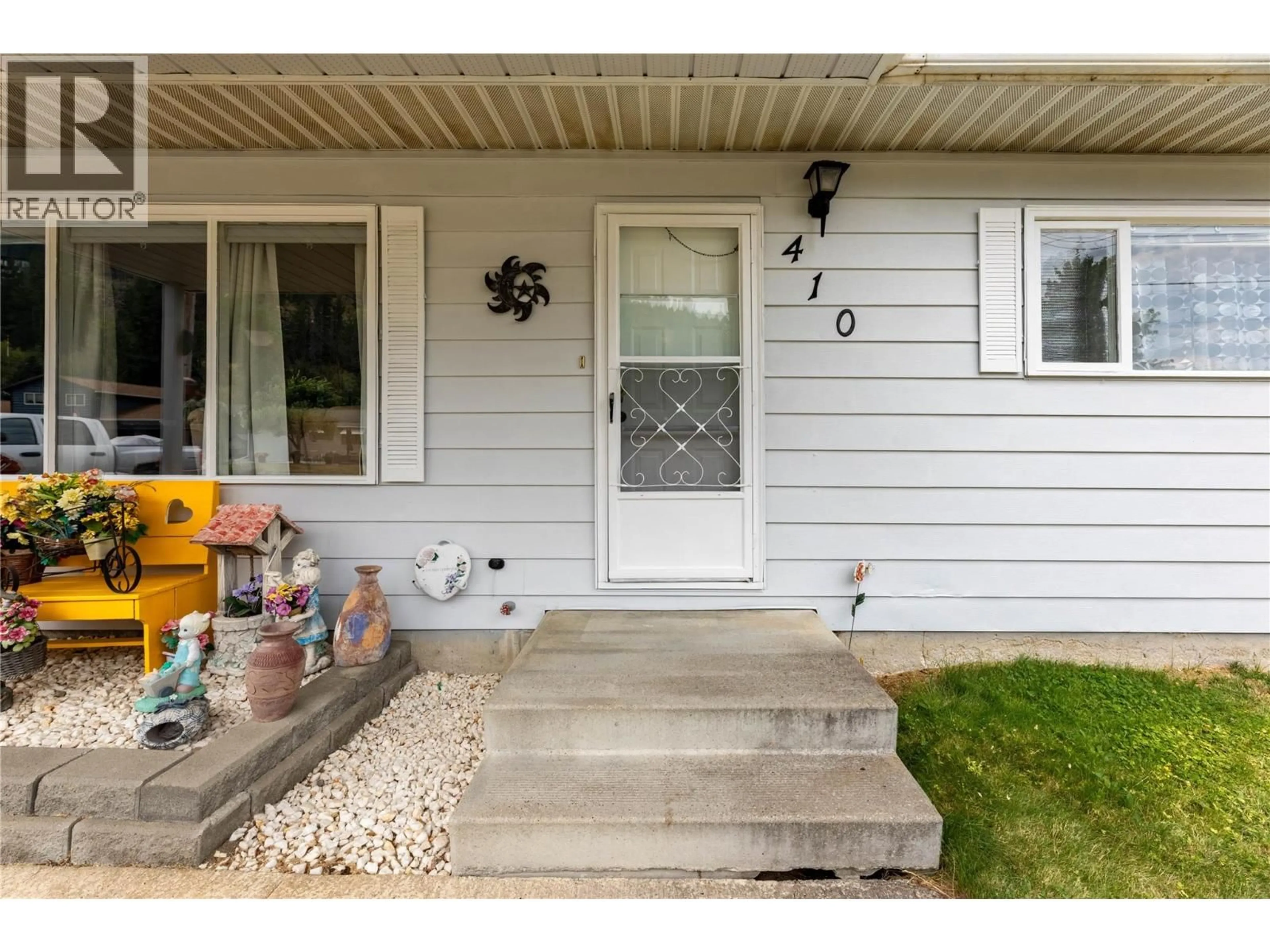 Home with vinyl exterior material, street for 410 0AK AVENUE, Sicamous British Columbia V0E2V1