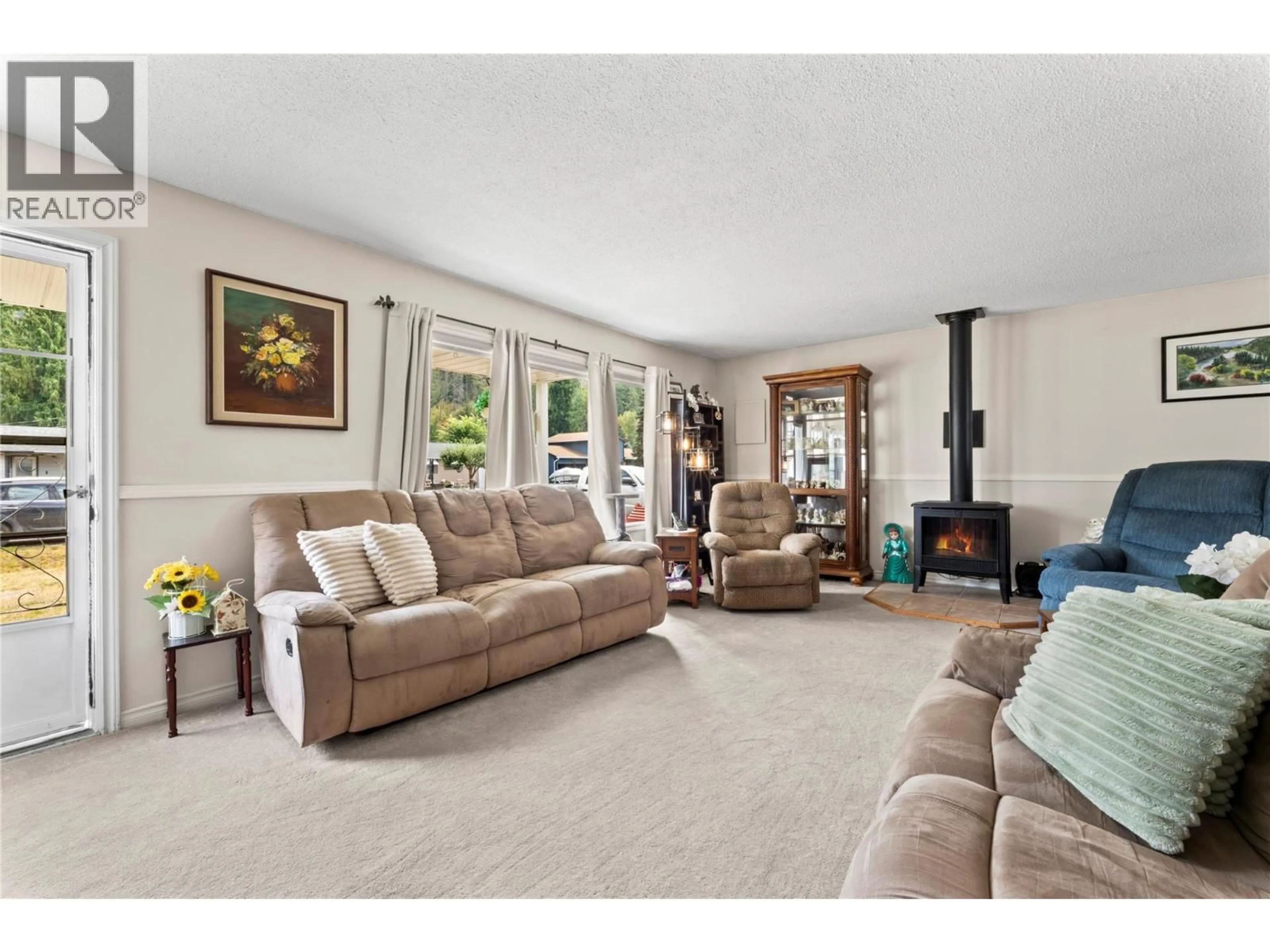 Living room with furniture, unknown for 410 0AK AVENUE, Sicamous British Columbia V0E2V1