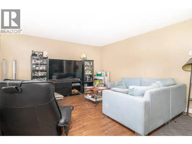 355 DAVIE ROAD, Kelowna 2