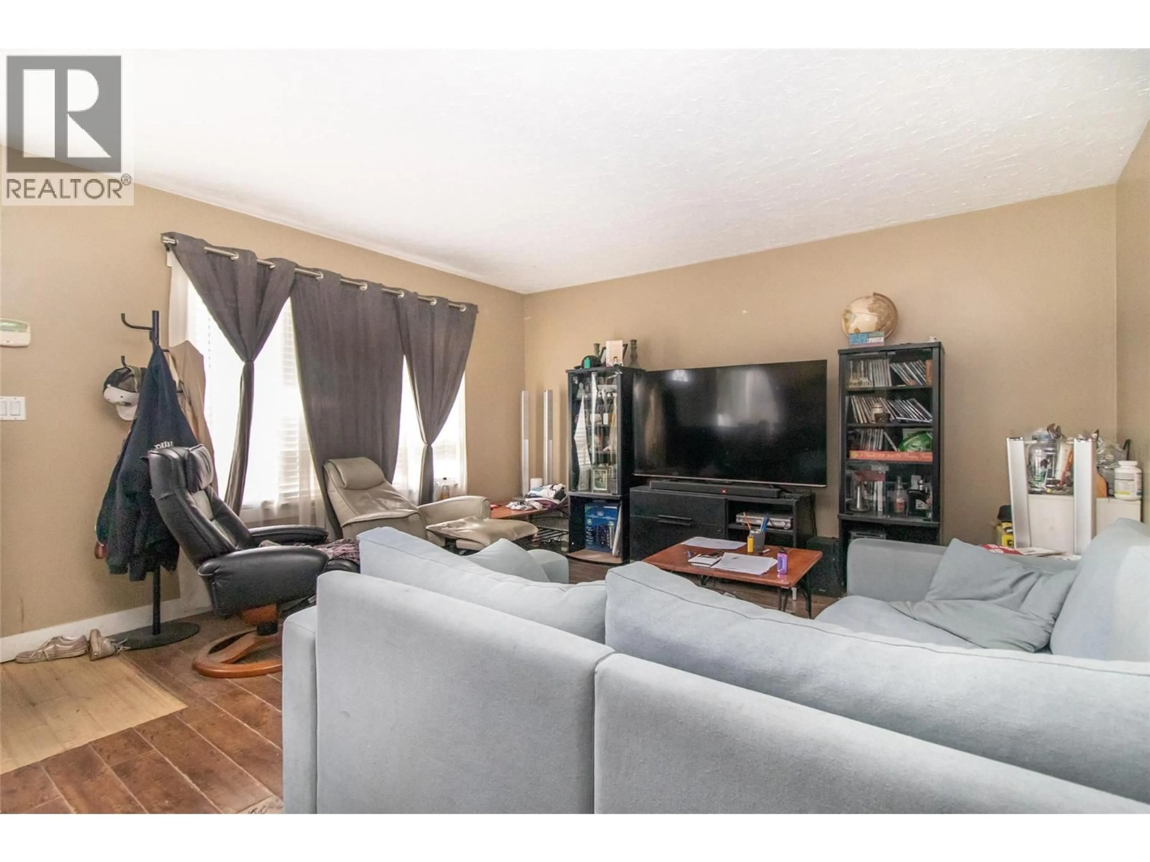 Living room with furniture, wood/laminate floor for 355 DAVIE ROAD, Kelowna British Columbia V1X3Y9