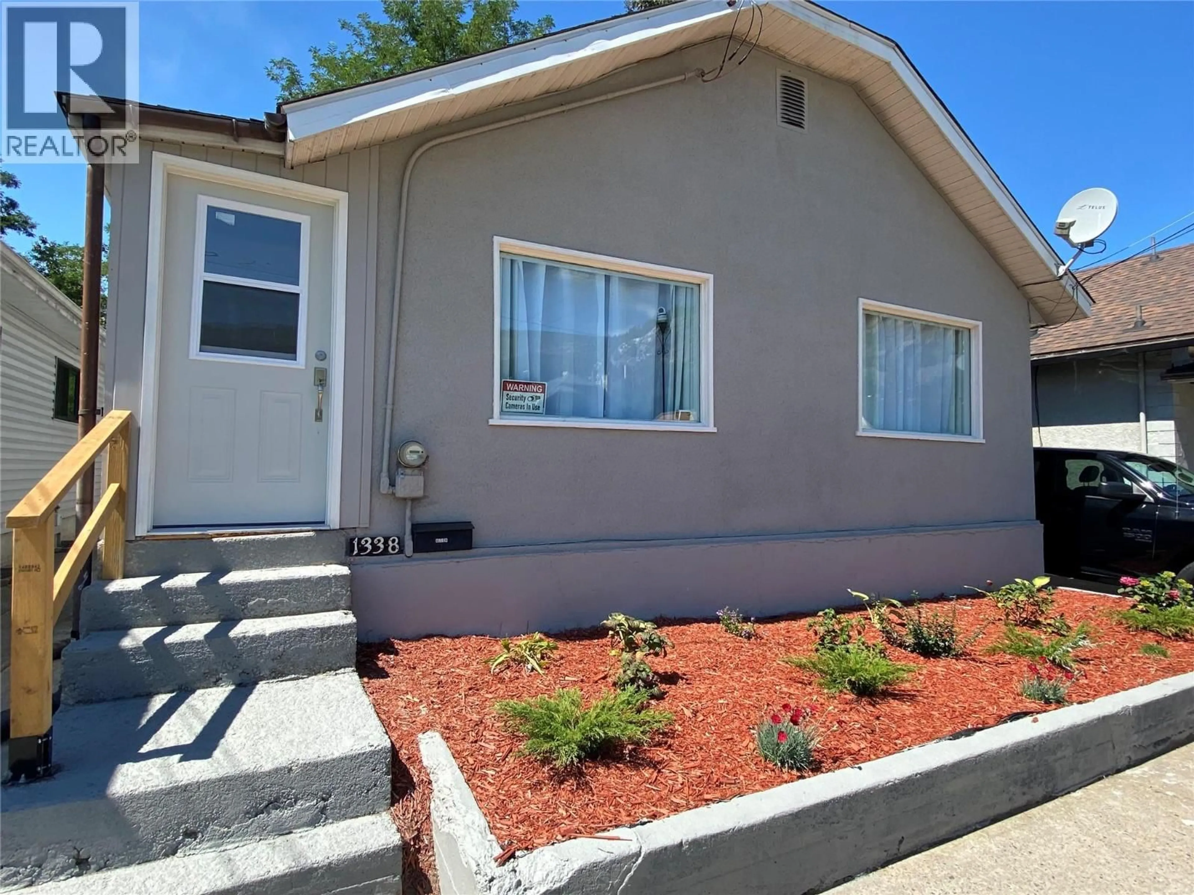 Home with vinyl exterior material, street for 1338 COLUMBIA AVENUE, Trail British Columbia V1R1J6