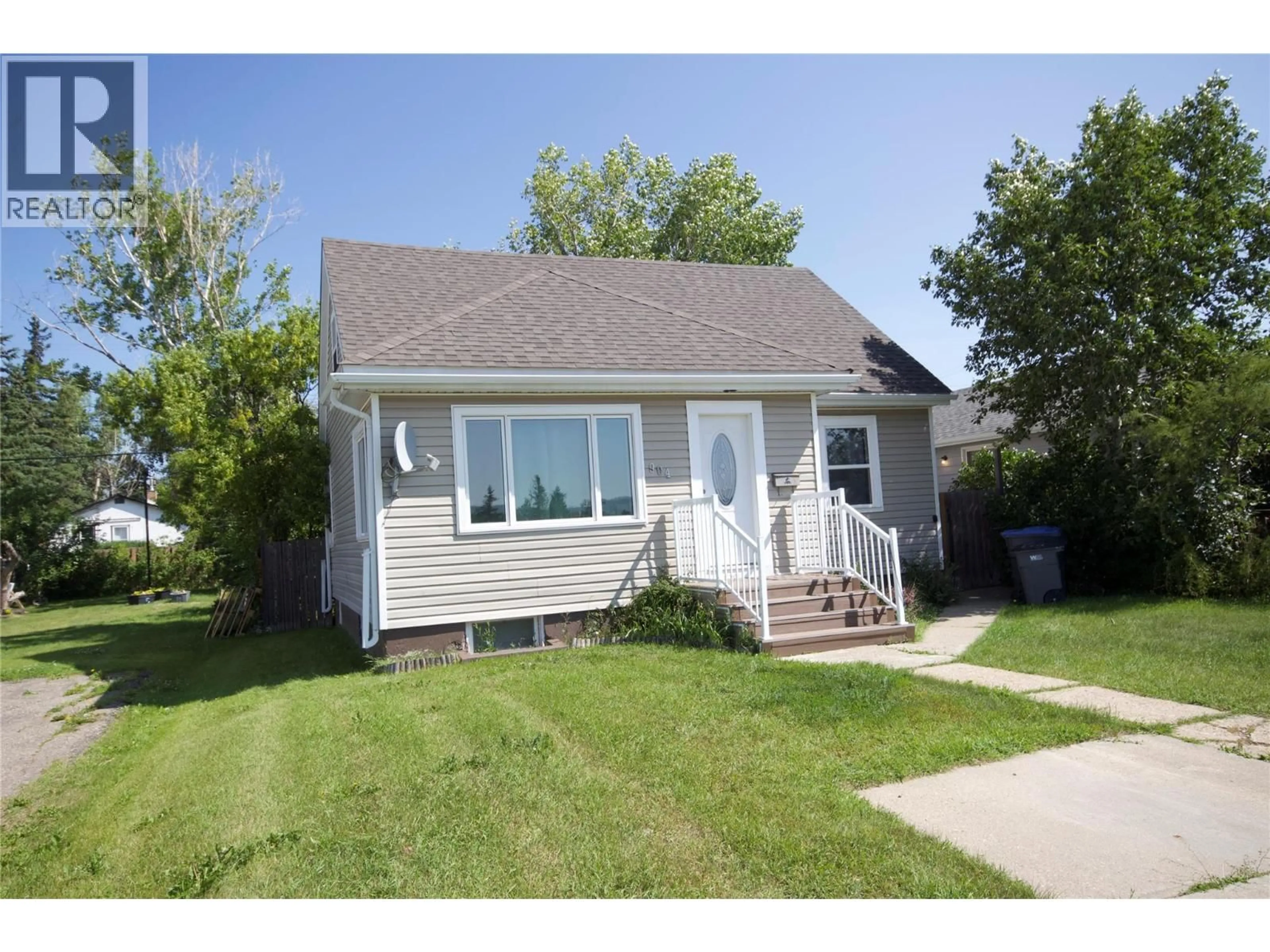 Home with vinyl exterior material, street for 904 107 AVENUE, Dawson Creek British Columbia V1G2R4