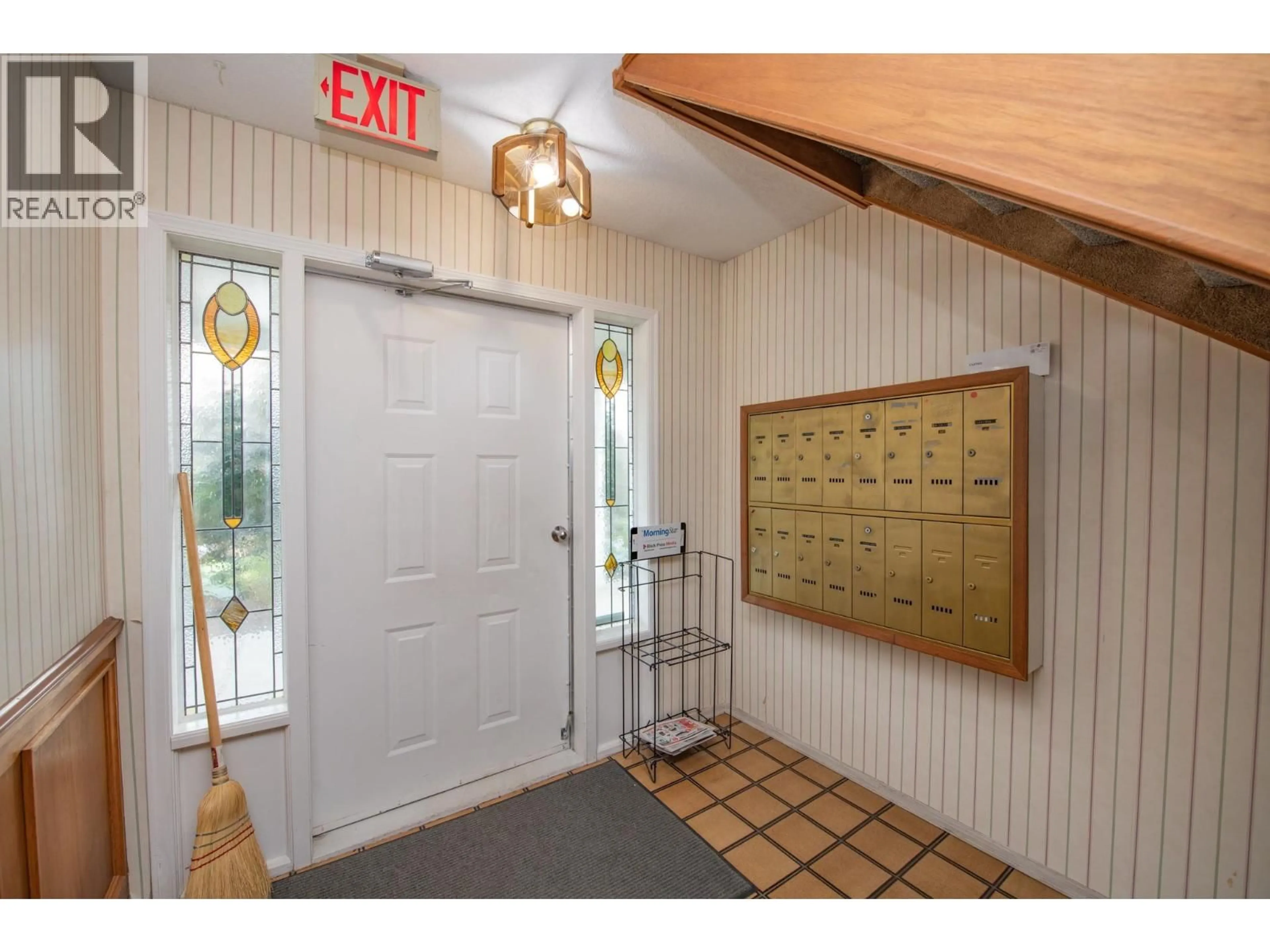 Indoor foyer for 203 - 4000 27 AVENUE, Vernon British Columbia V1H1A6