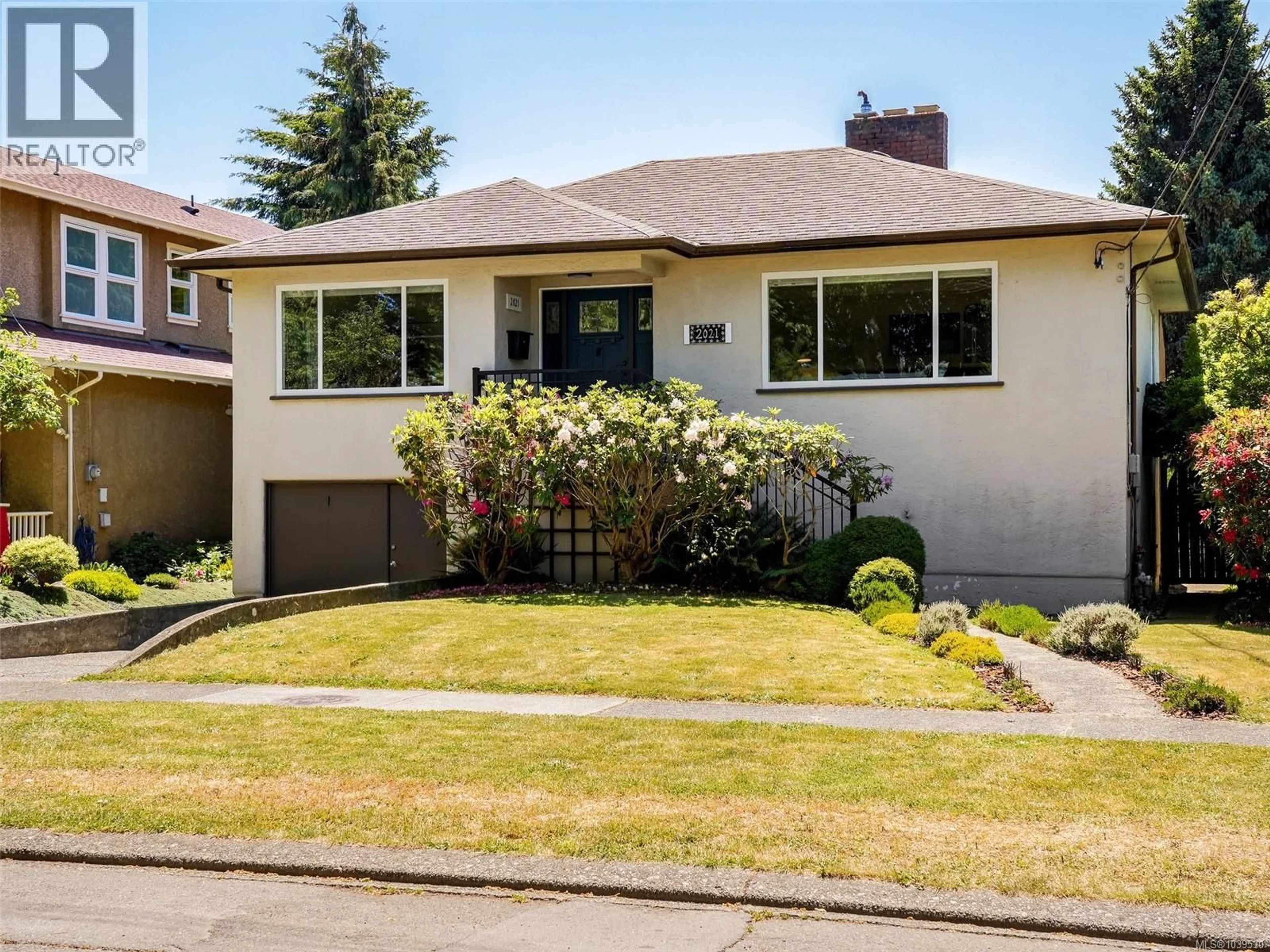 Home with vinyl exterior material, street for 2021 BYRON STREET, Oak Bay British Columbia V8R1L8