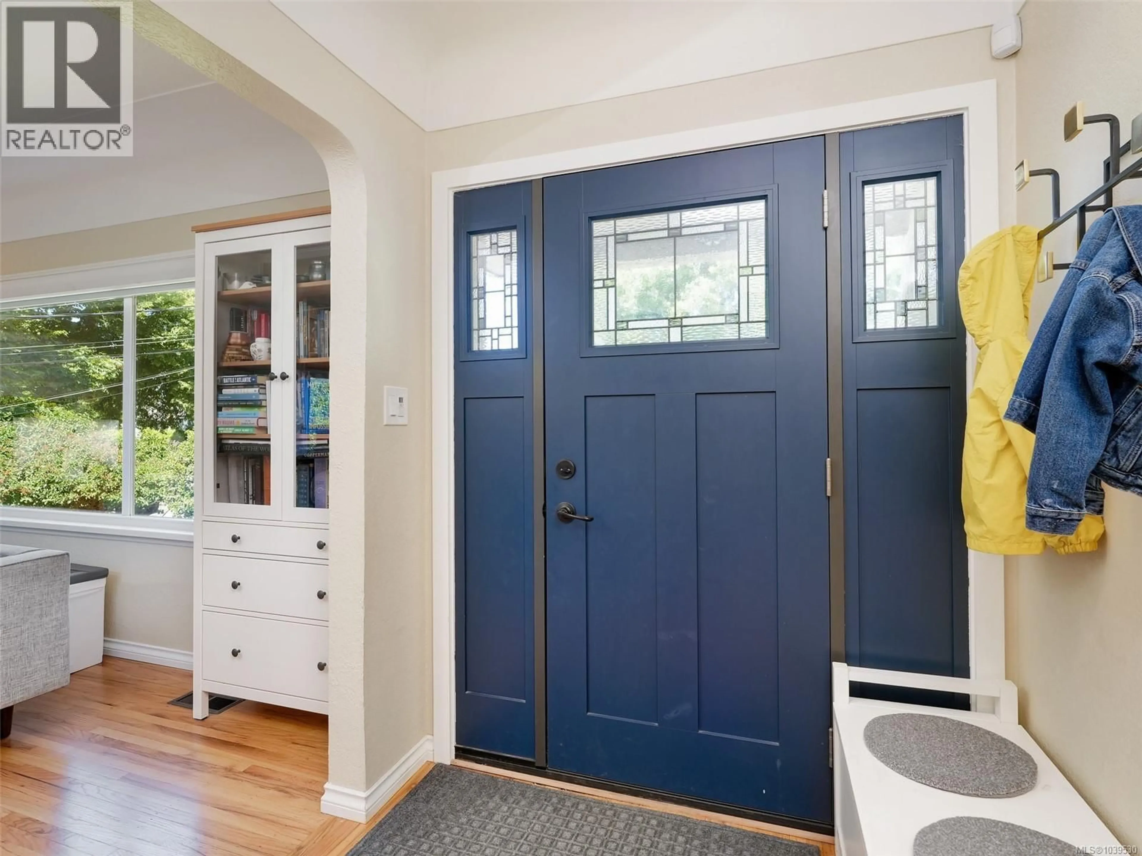 Indoor entryway for 2021 BYRON STREET, Oak Bay British Columbia V8R1L8