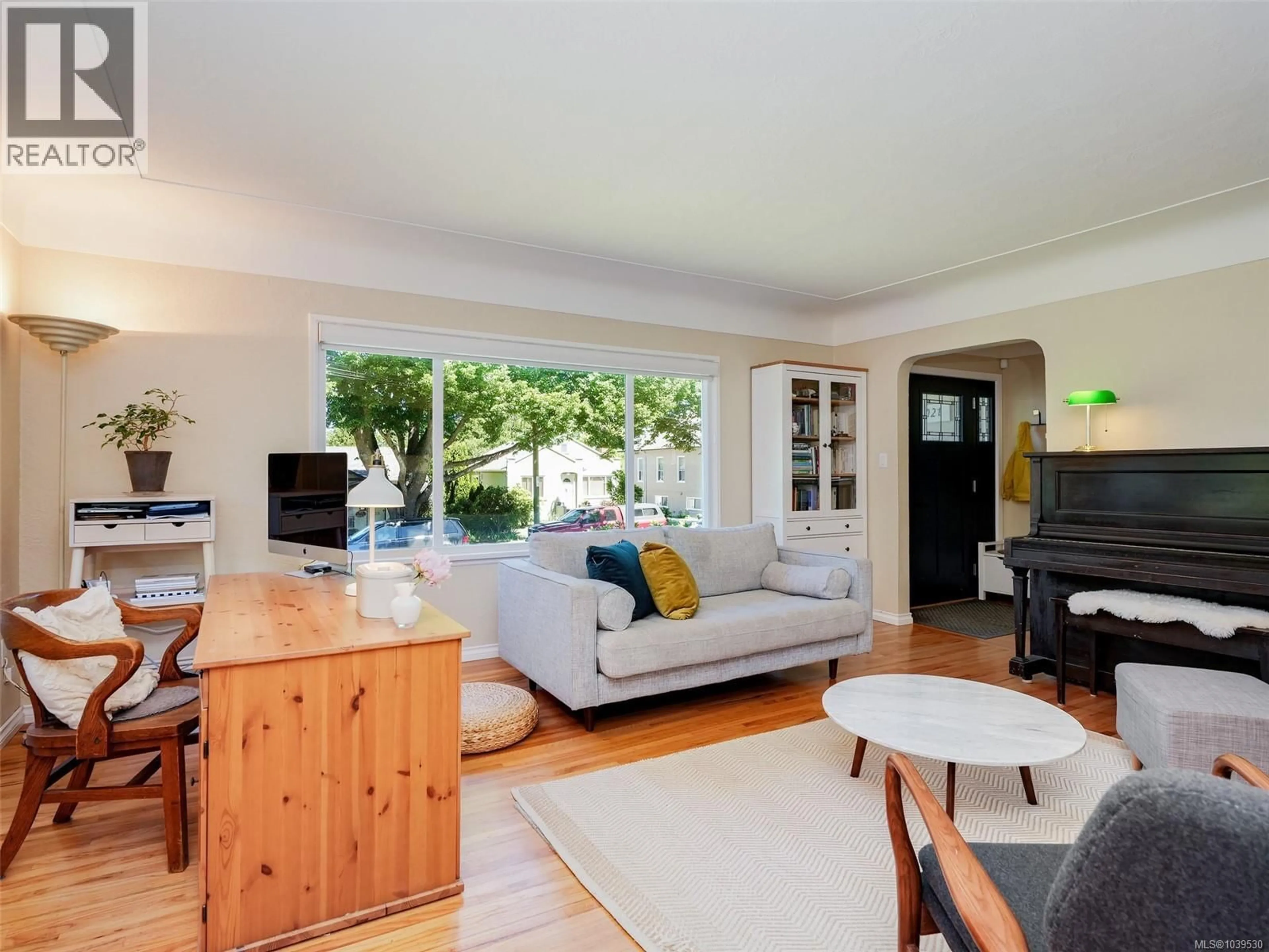 Living room with furniture, wood/laminate floor for 2021 BYRON STREET, Oak Bay British Columbia V8R1L8