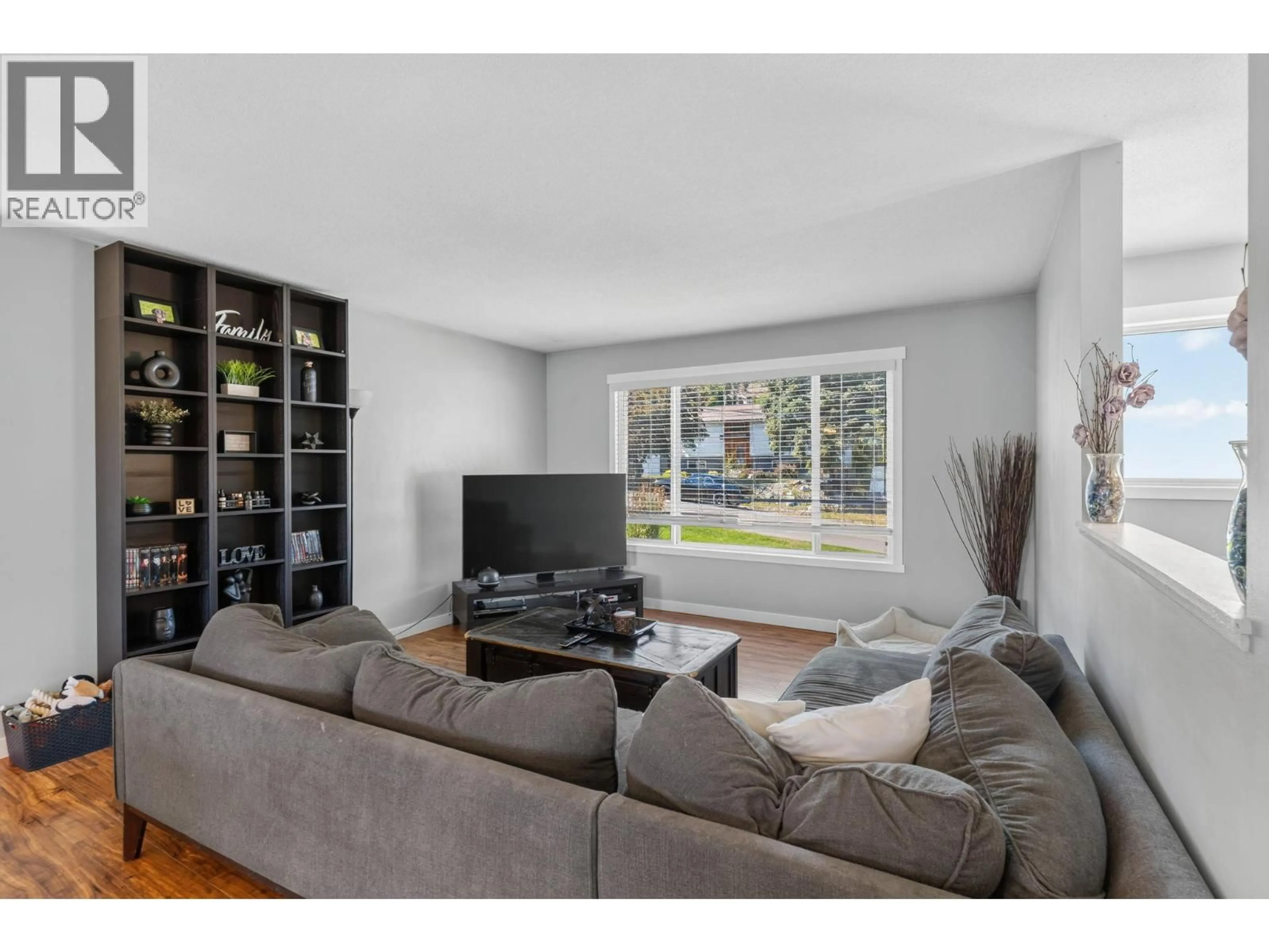 Living room with furniture, wood/laminate floor for 1863 CATHY AVENUE, Kelowna British Columbia V1P1L4
