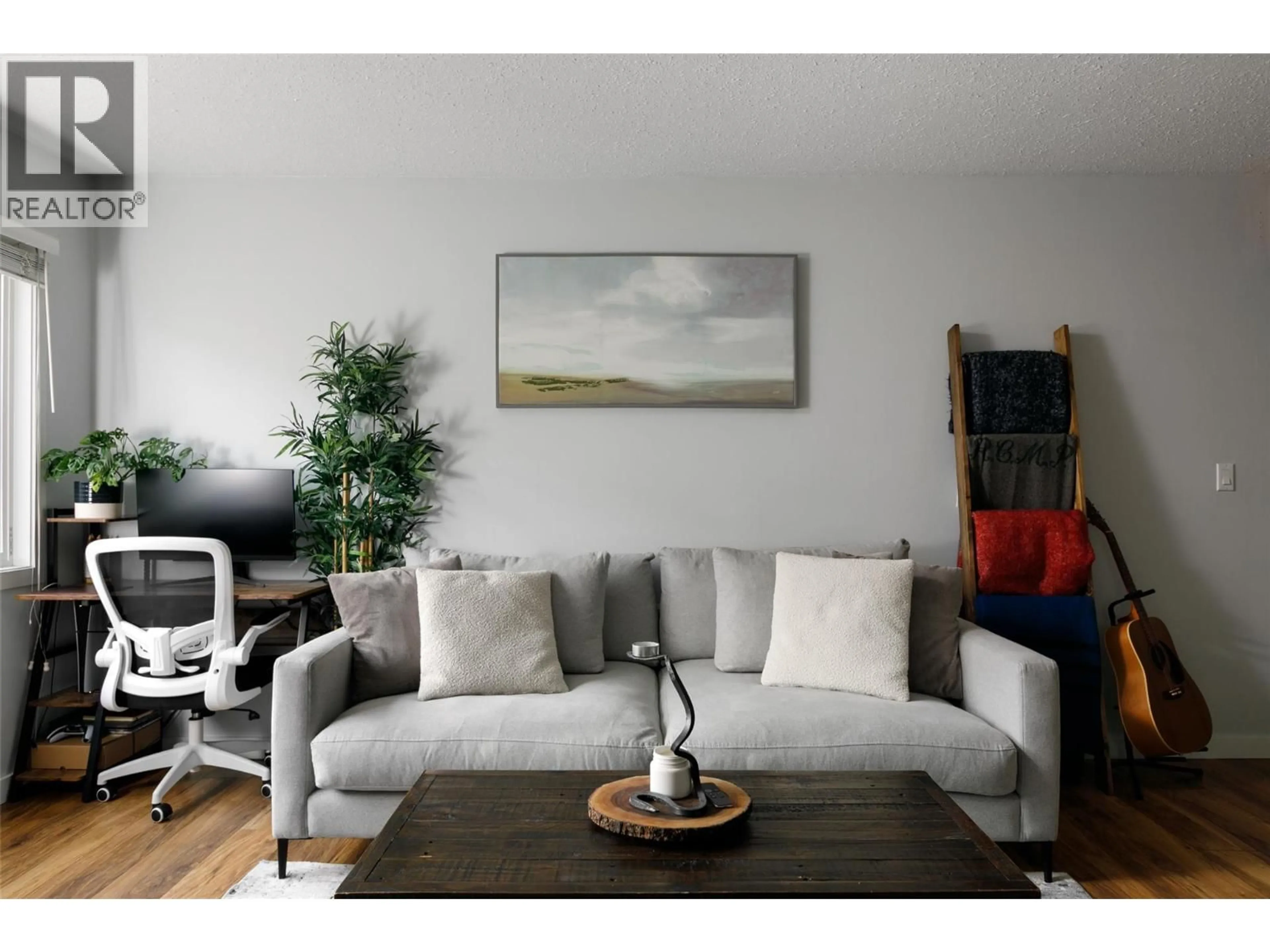 Living room with furniture, wood/laminate floor for 8 - 1481 INKAR ROAD, Kelowna British Columbia V1Y8J1