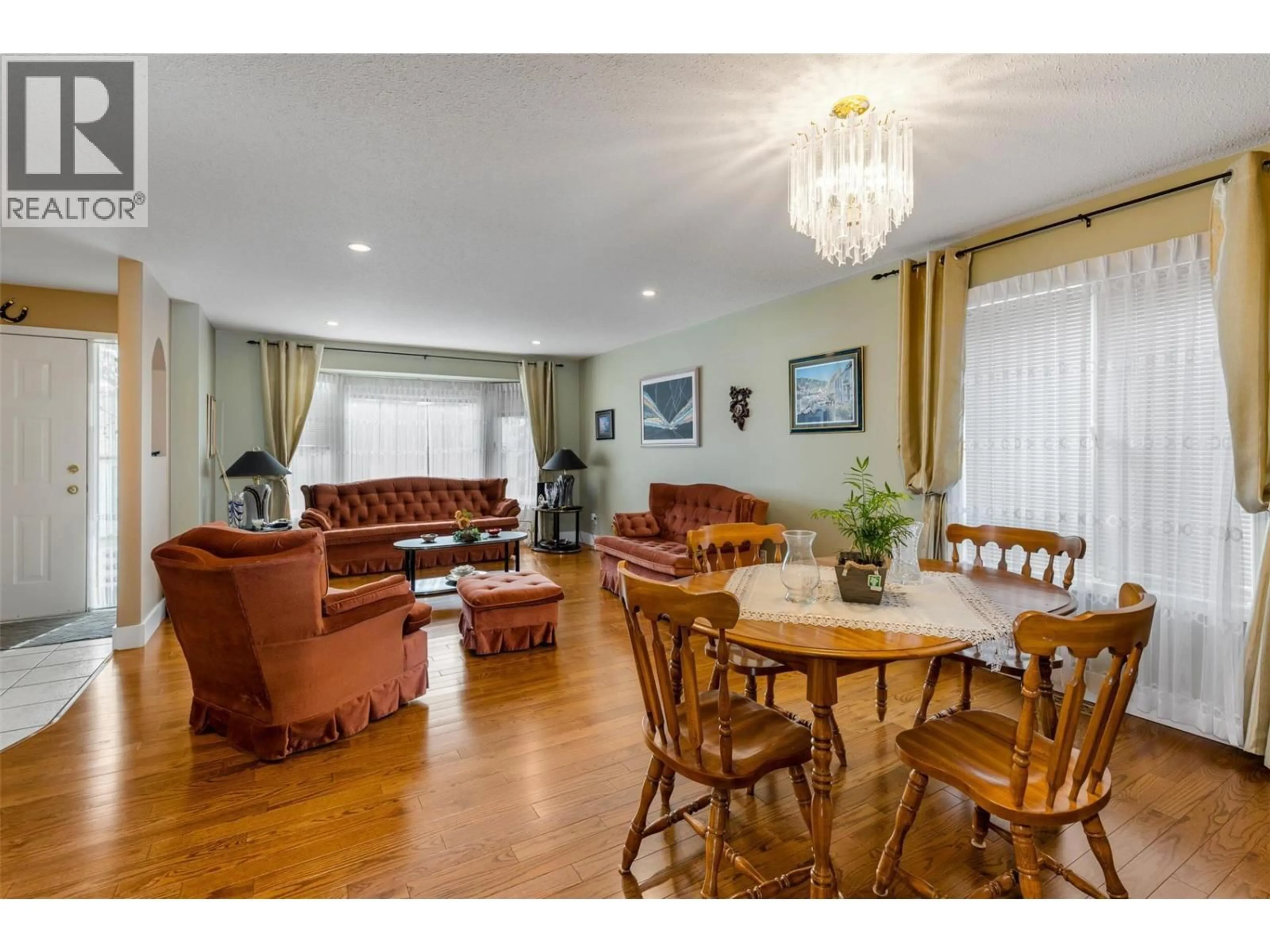 Living room with furniture, wood/laminate floor for 5 - 555 GLENMEADOWS ROAD, Kelowna British Columbia V1V1V5
