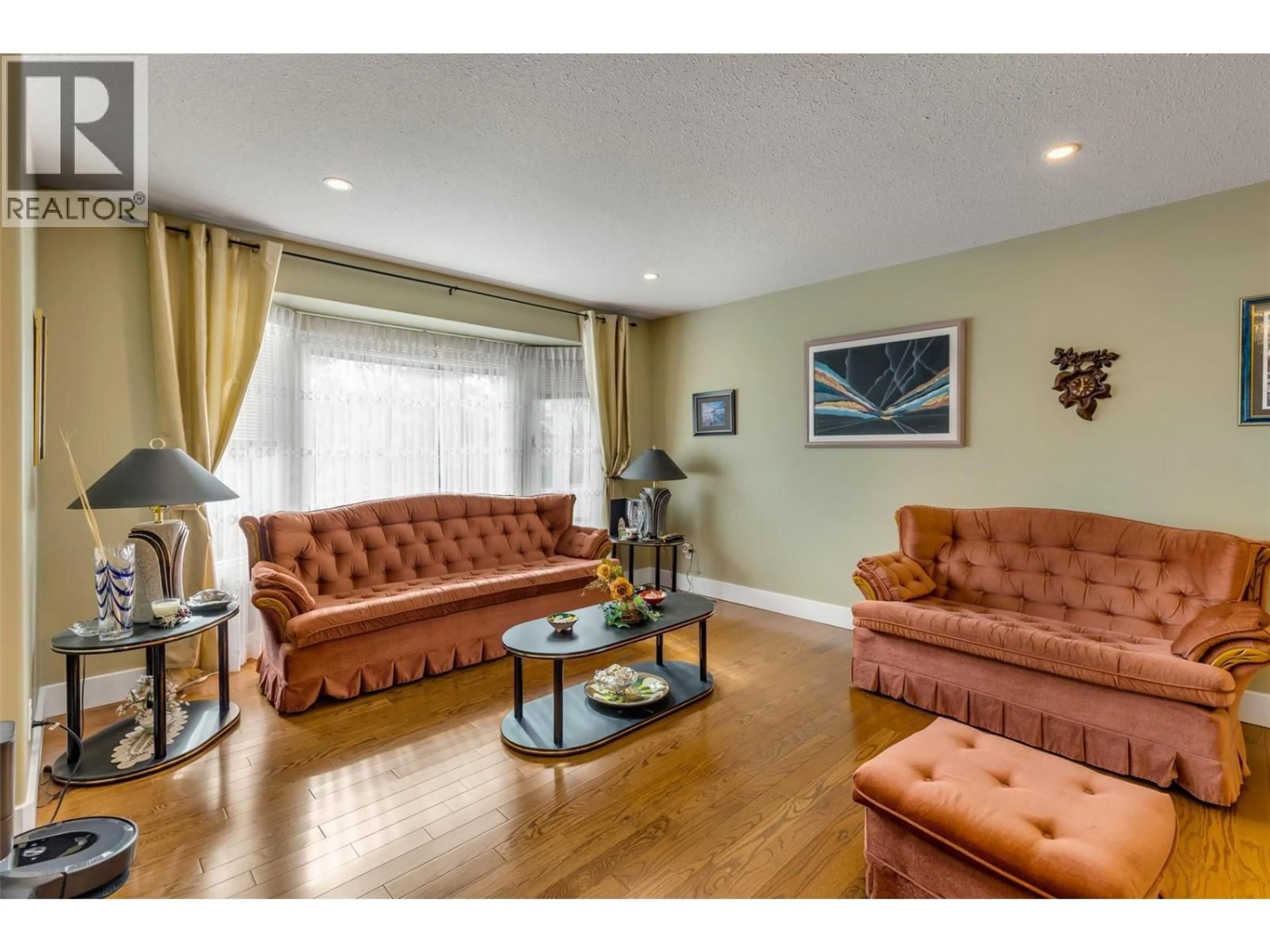 Living room with furniture, wood/laminate floor for 5 - 555 GLENMEADOWS ROAD, Kelowna British Columbia V1V1V5