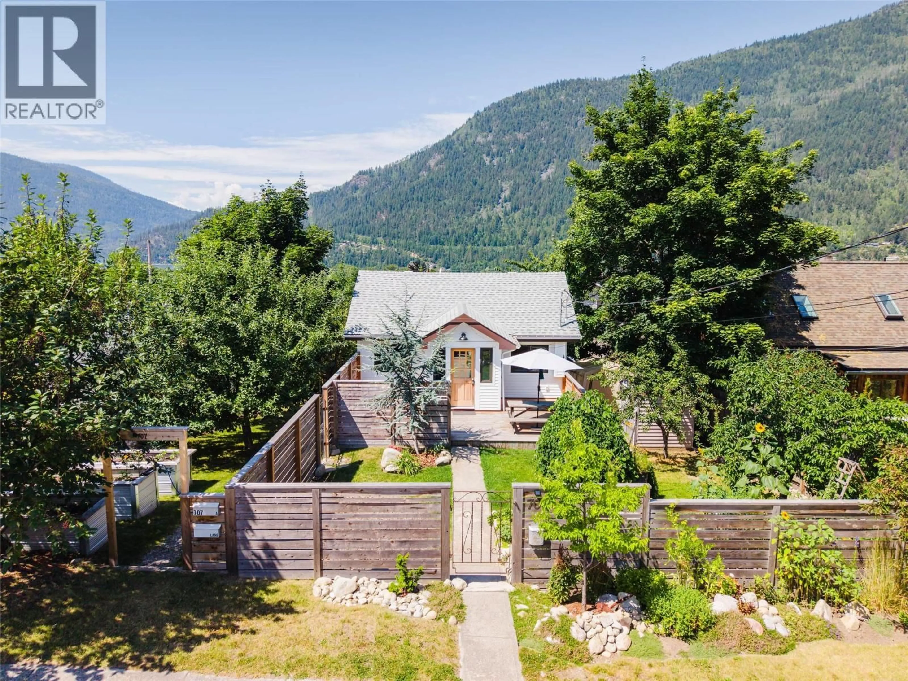 A pic from outside/outdoor area/front of a property/back of a property/a pic from drone, mountain view for 707 FIFTH STREET, Nelson British Columbia V1L2X4