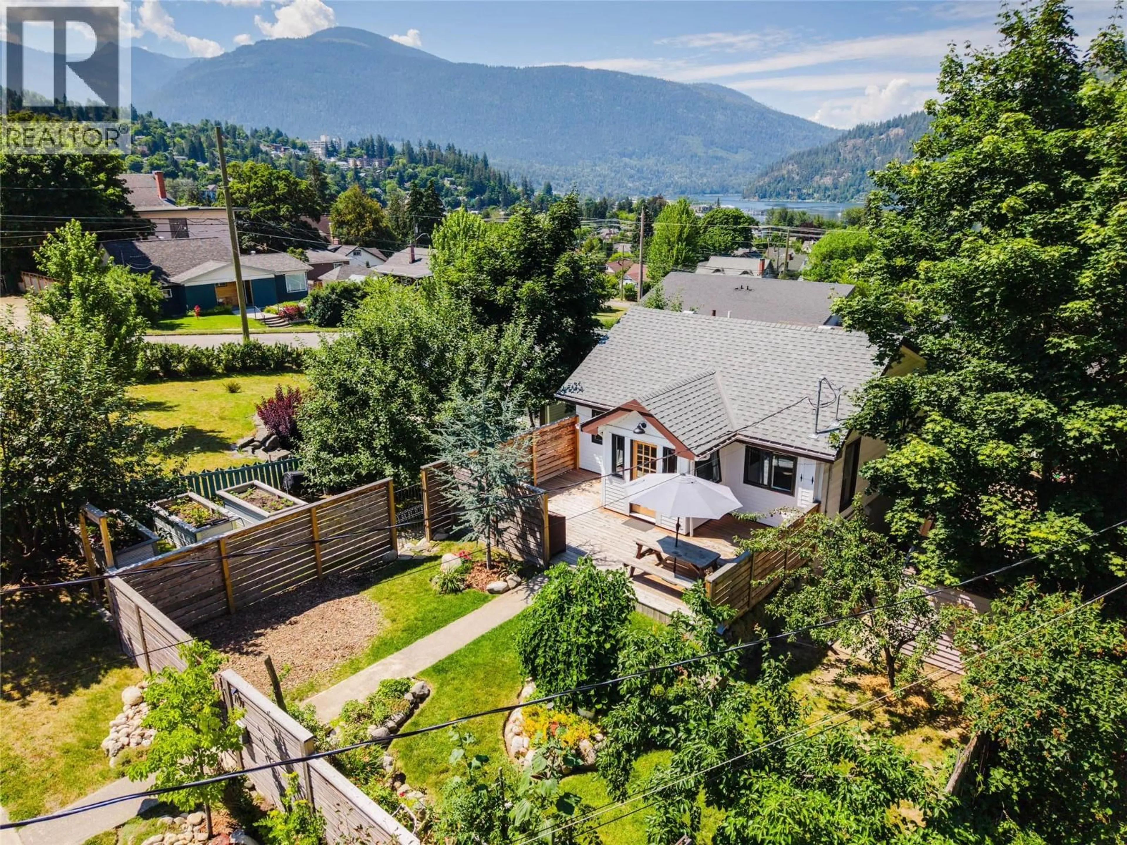 A pic from outside/outdoor area/front of a property/back of a property/a pic from drone, mountain view for 707 FIFTH STREET, Nelson British Columbia V1L2X4