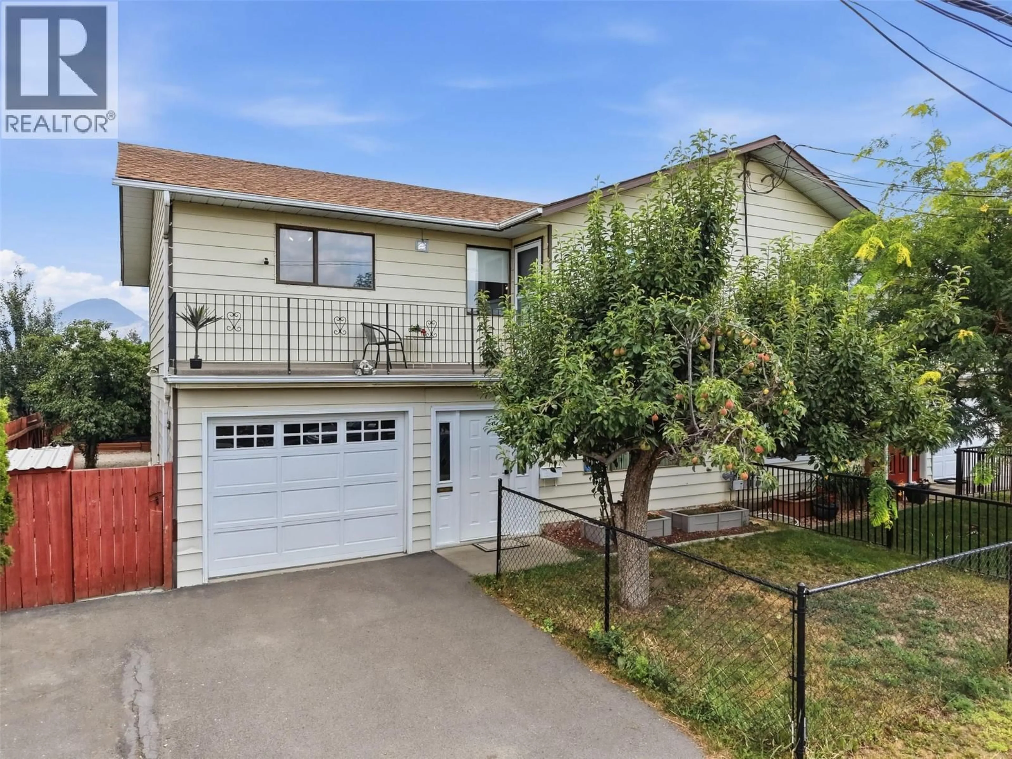 Home with vinyl exterior material, street for 849 SOUTHILL STREET, Kamloops British Columbia V2B5L9