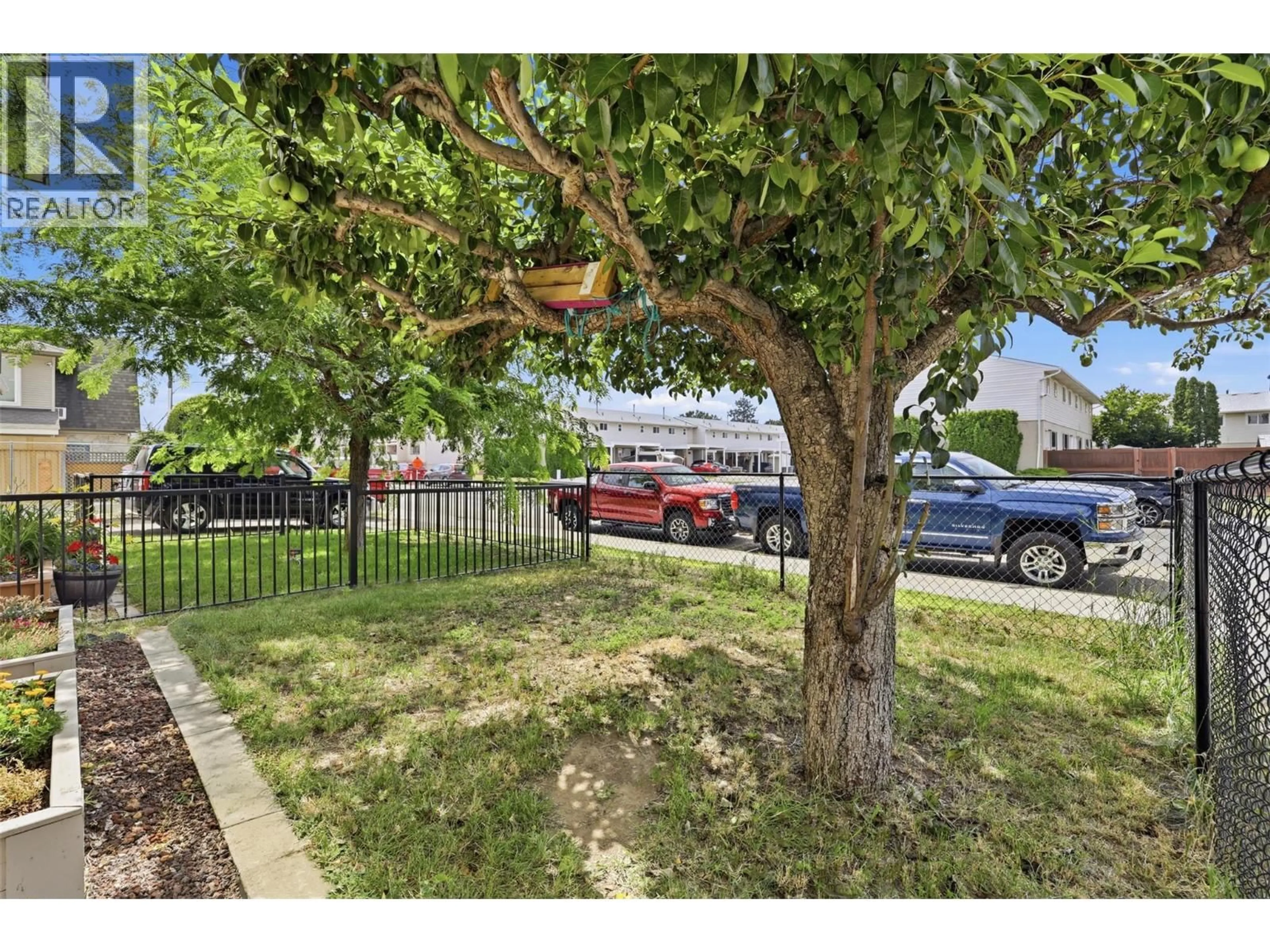 A pic from outside/outdoor area/front of a property/back of a property/a pic from drone, street for 849 SOUTHILL STREET, Kamloops British Columbia V2B5L9