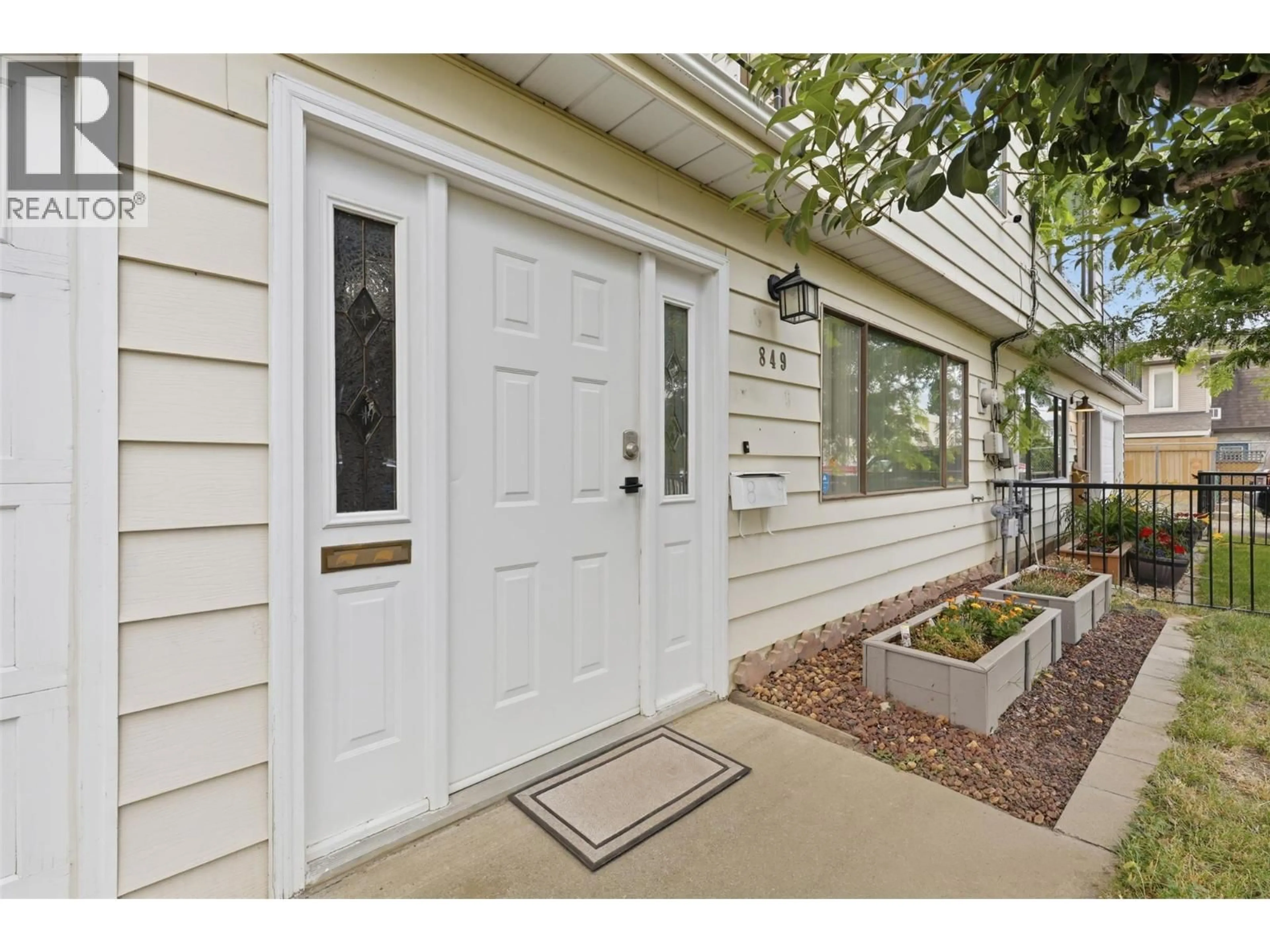Home with vinyl exterior material, street for 849 SOUTHILL STREET, Kamloops British Columbia V2B5L9