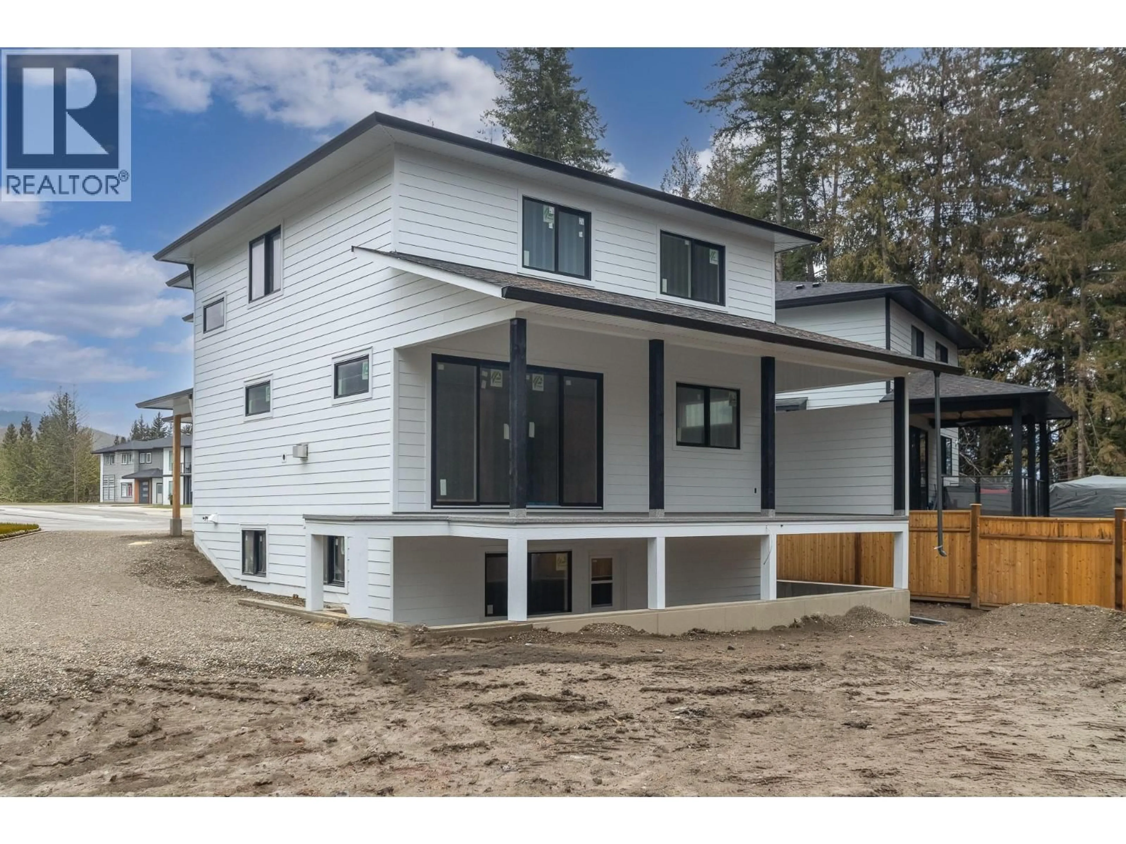Home with vinyl exterior material, street for 1500 21 STREET NORTHEAST, Salmon Arm British Columbia V1E0G8
