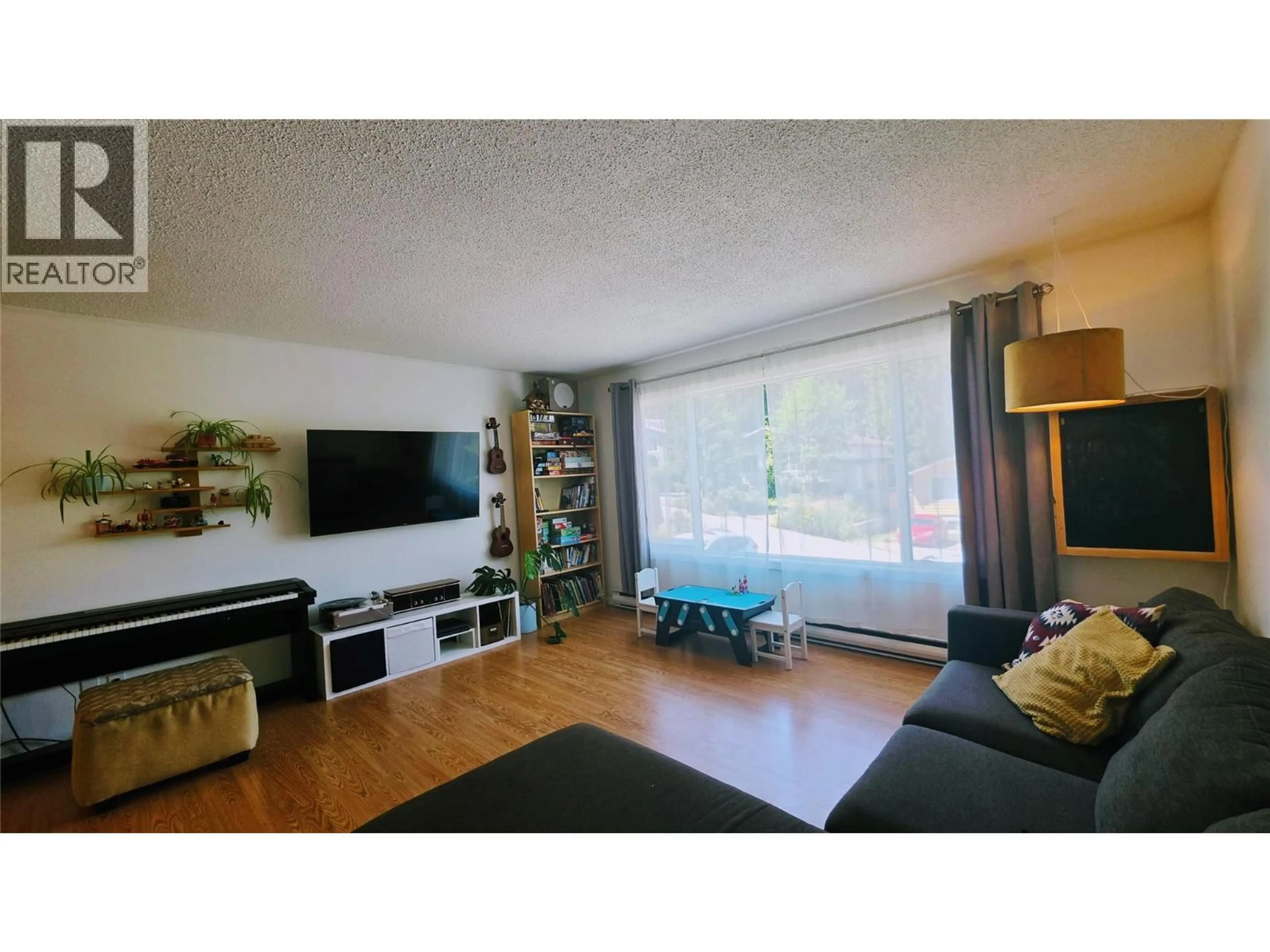 Living room with furniture, wood/laminate floor for 1511 MCQUARRIE AVENUE, Nelson British Columbia V1L1C1