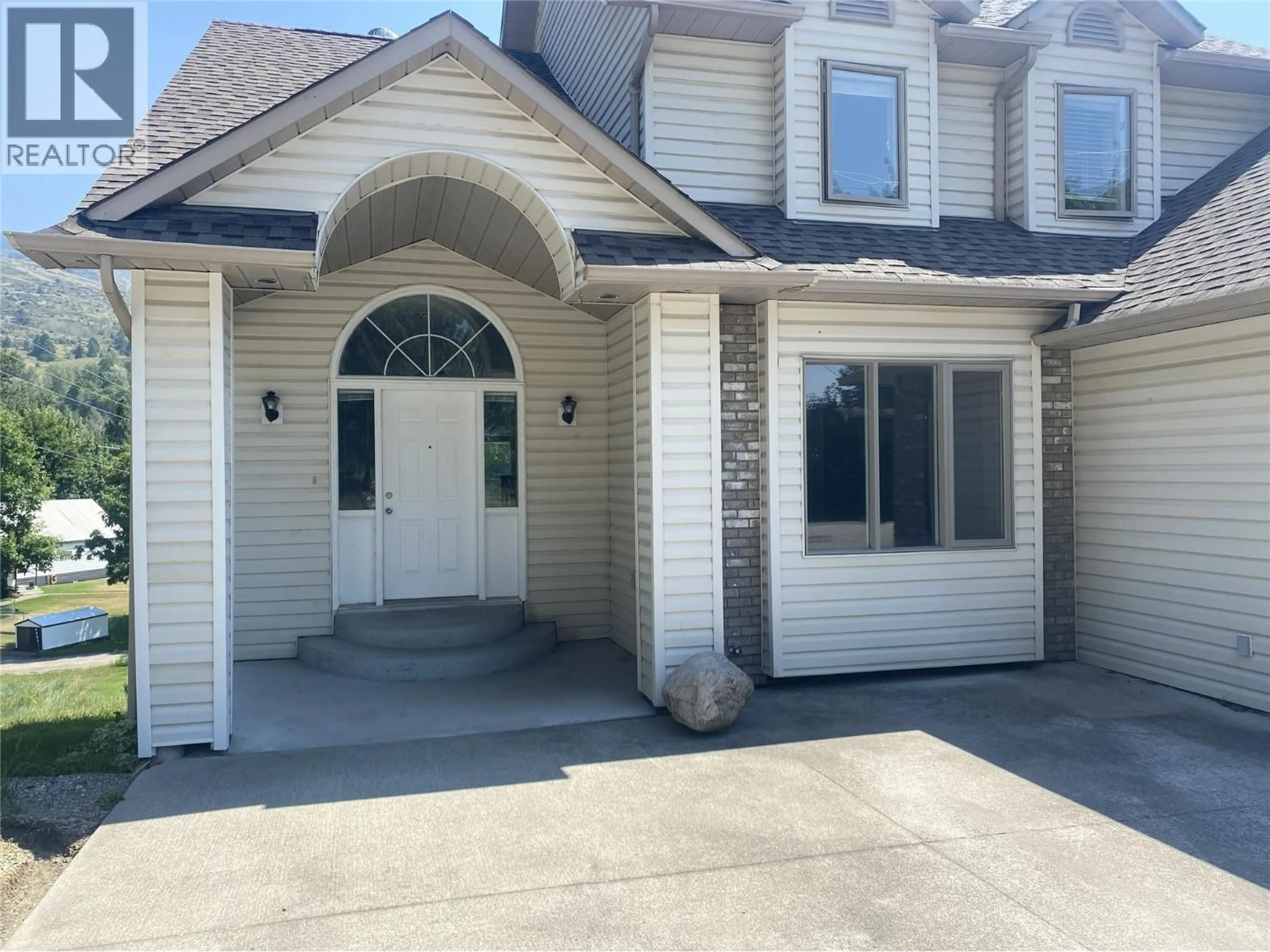 Home with vinyl exterior material, street for 7594 2ND STREET, Grand Forks British Columbia V0H1H0