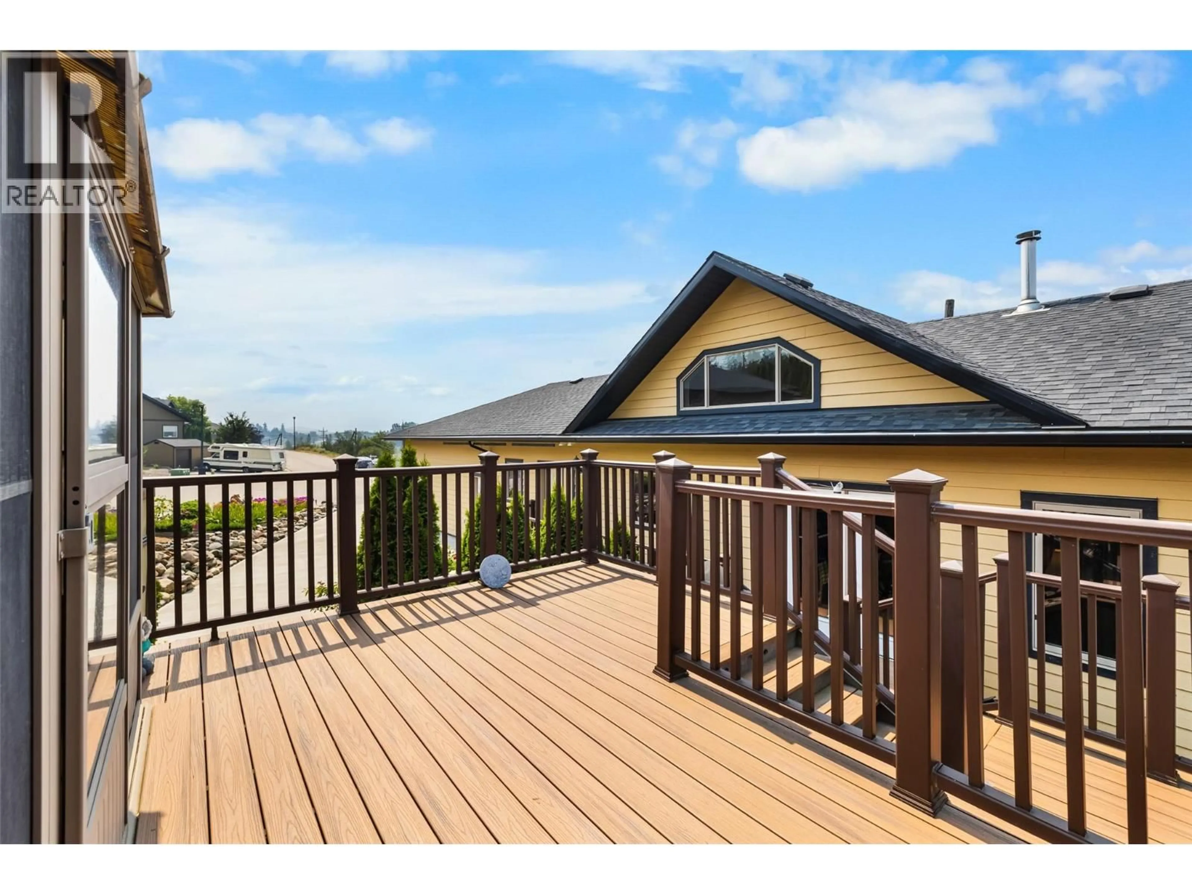 Home with vinyl exterior material, water/lake/river/ocean view for 1039 KOOTENAY PLACE, Creston British Columbia V0B1G3