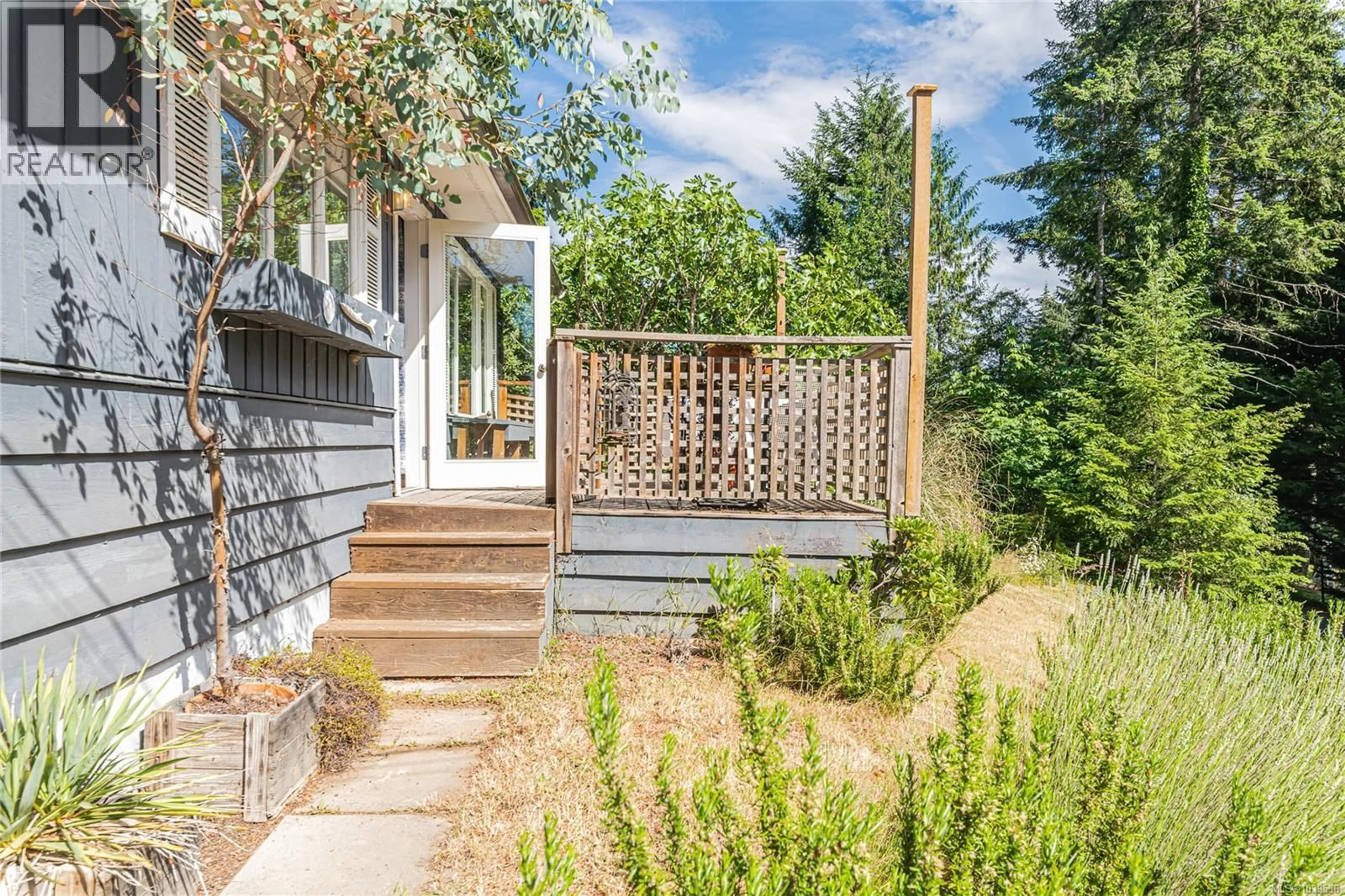Patio, street for 201 HARRISON AVENUE NORTHWEST, Salt Spring British Columbia V8K2N3