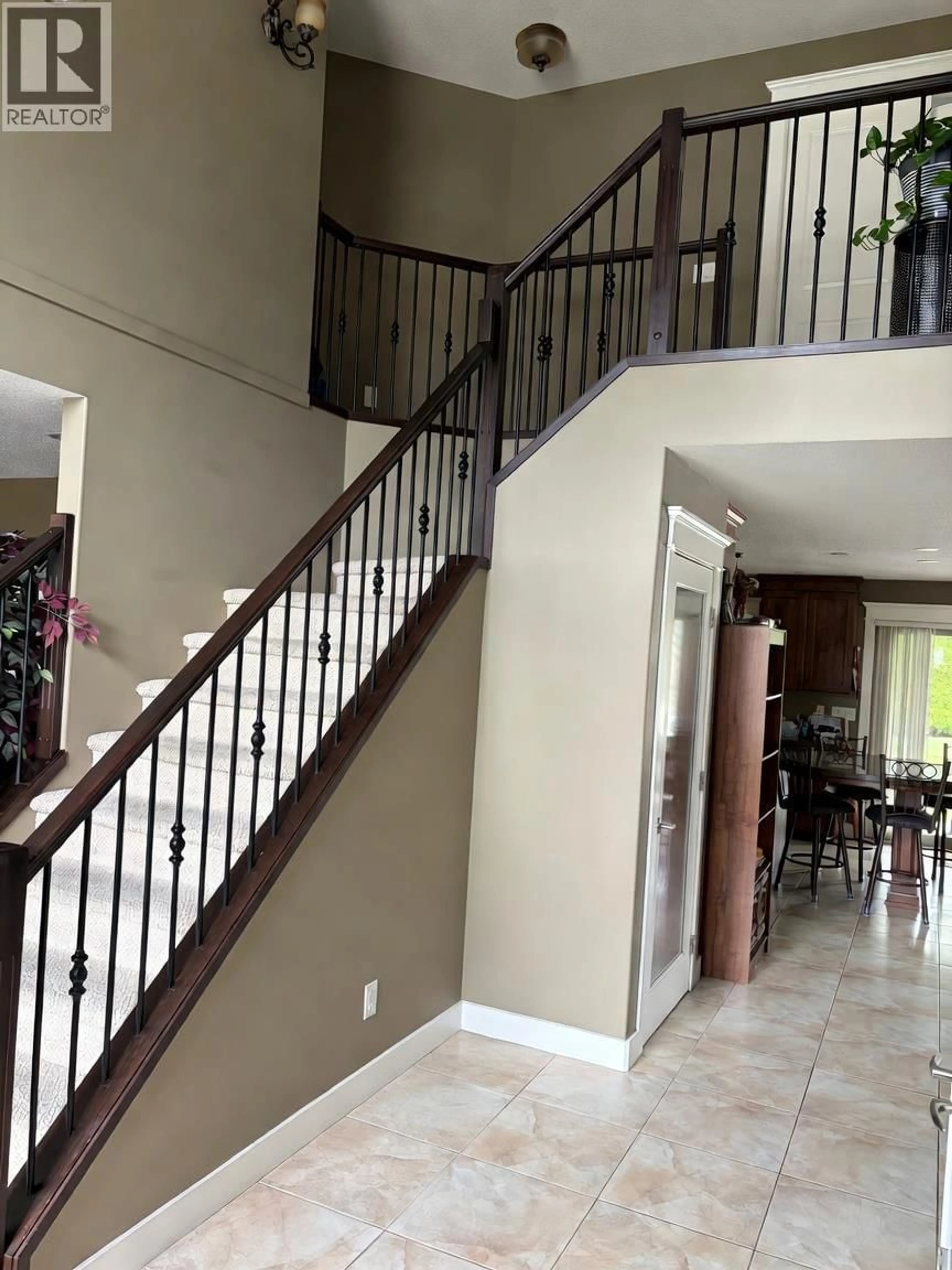 Indoor foyer for 988 ARLINGTON COURT, Kamloops British Columbia V2B8T4